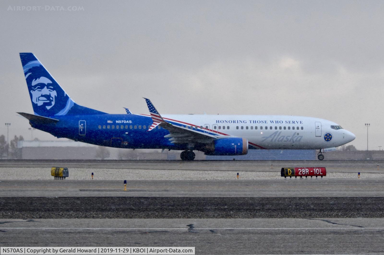 N570AS, 2007 Boeing 737-890 C/N 35185, Take off run on RWY 28R.