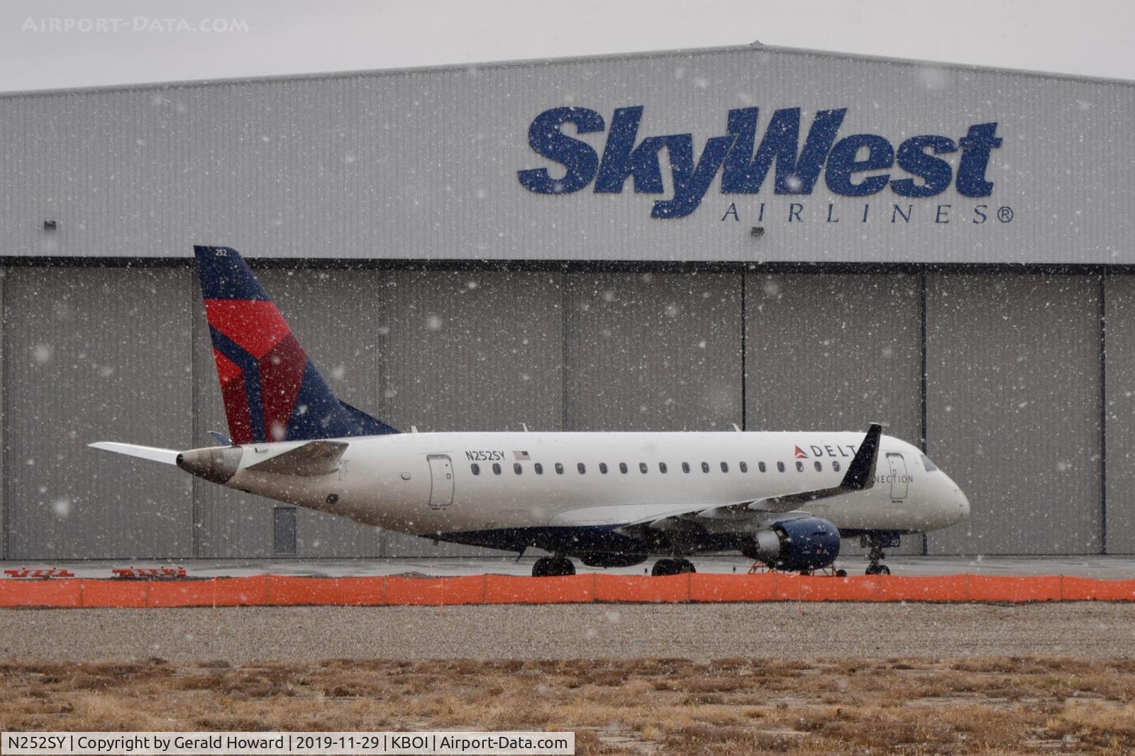 N252SY, 2016 Embraer 175LR (ERJ-170-200LR) C/N 17000612, Awaiting maintenance at the Skywest hanger as the snow starts to fall.