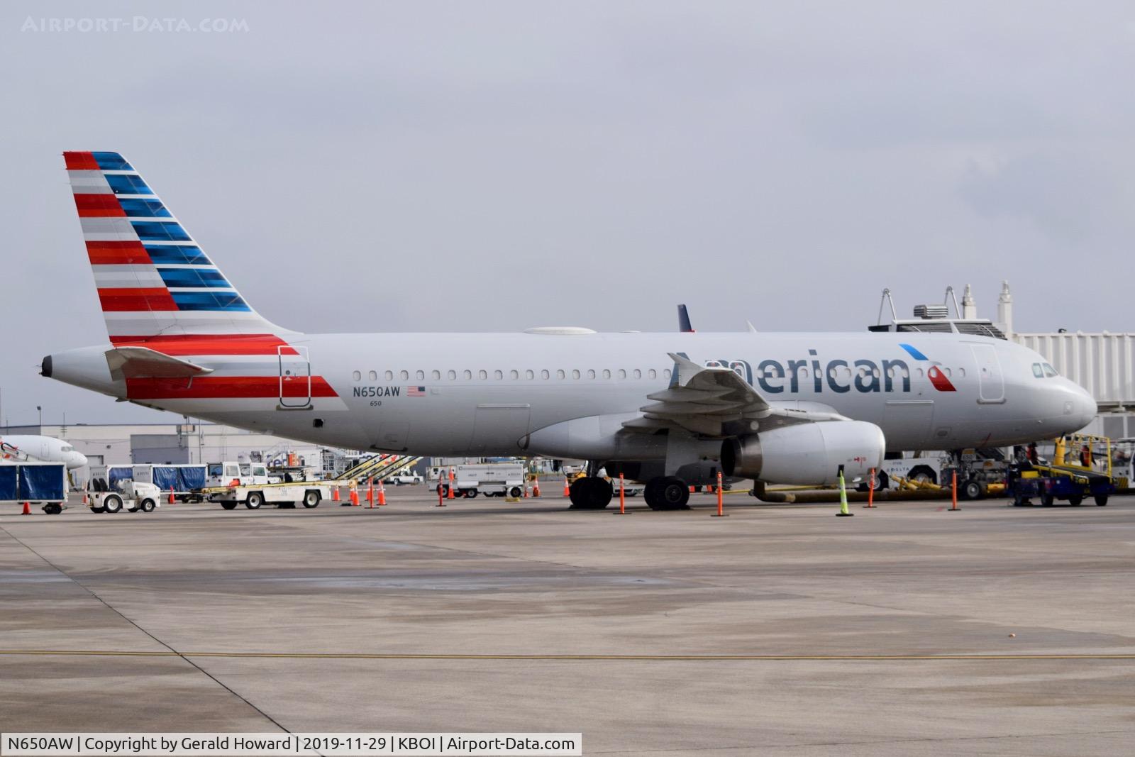 N650AW, 1998 Airbus A320-232 C/N 856, At the gate.