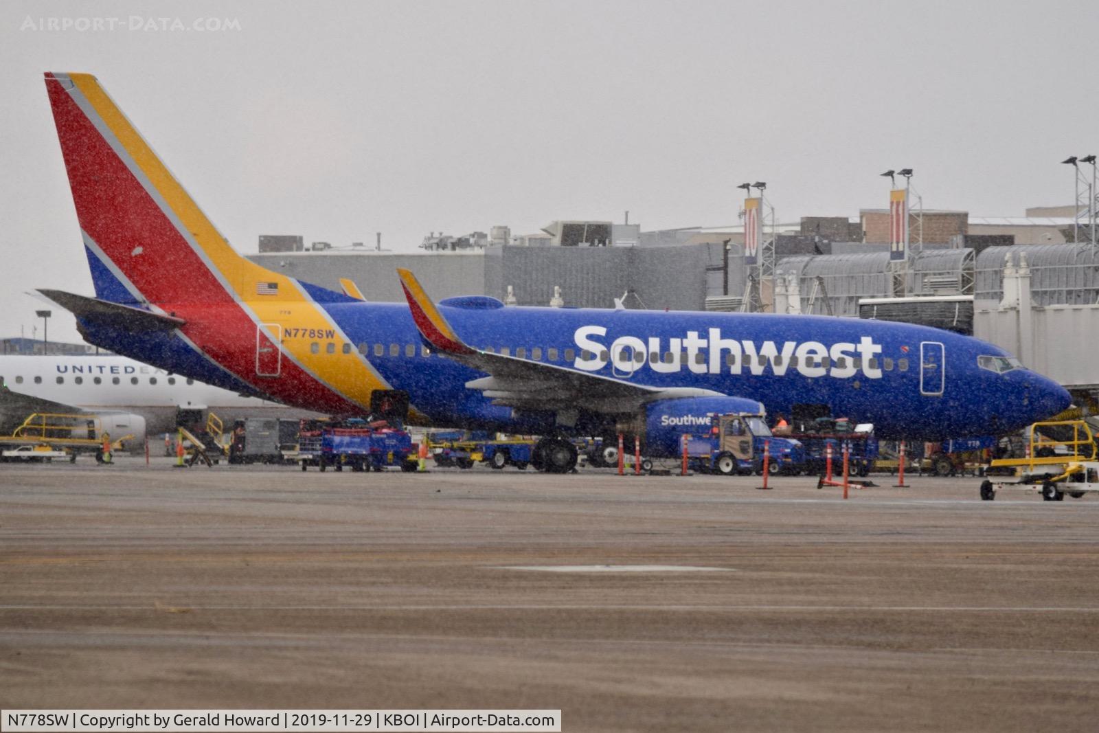 N778SW, 2000 Boeing 737-7H4 C/N 27883, At the gate,