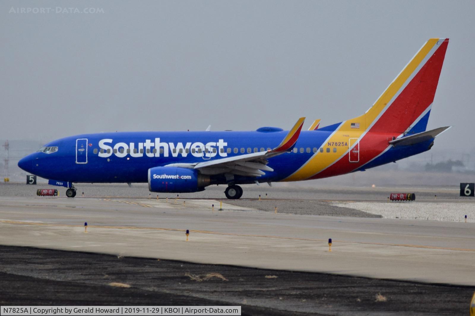 N7825A, 2003 Boeing 737-7CT C/N 32750, Taxiing to the gate.