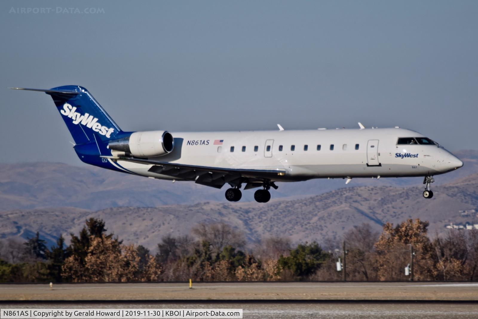 N861AS, 2000 Bombardier CRJ-200ER (CL-600-2B19) C/N 7445, Landing 10L.