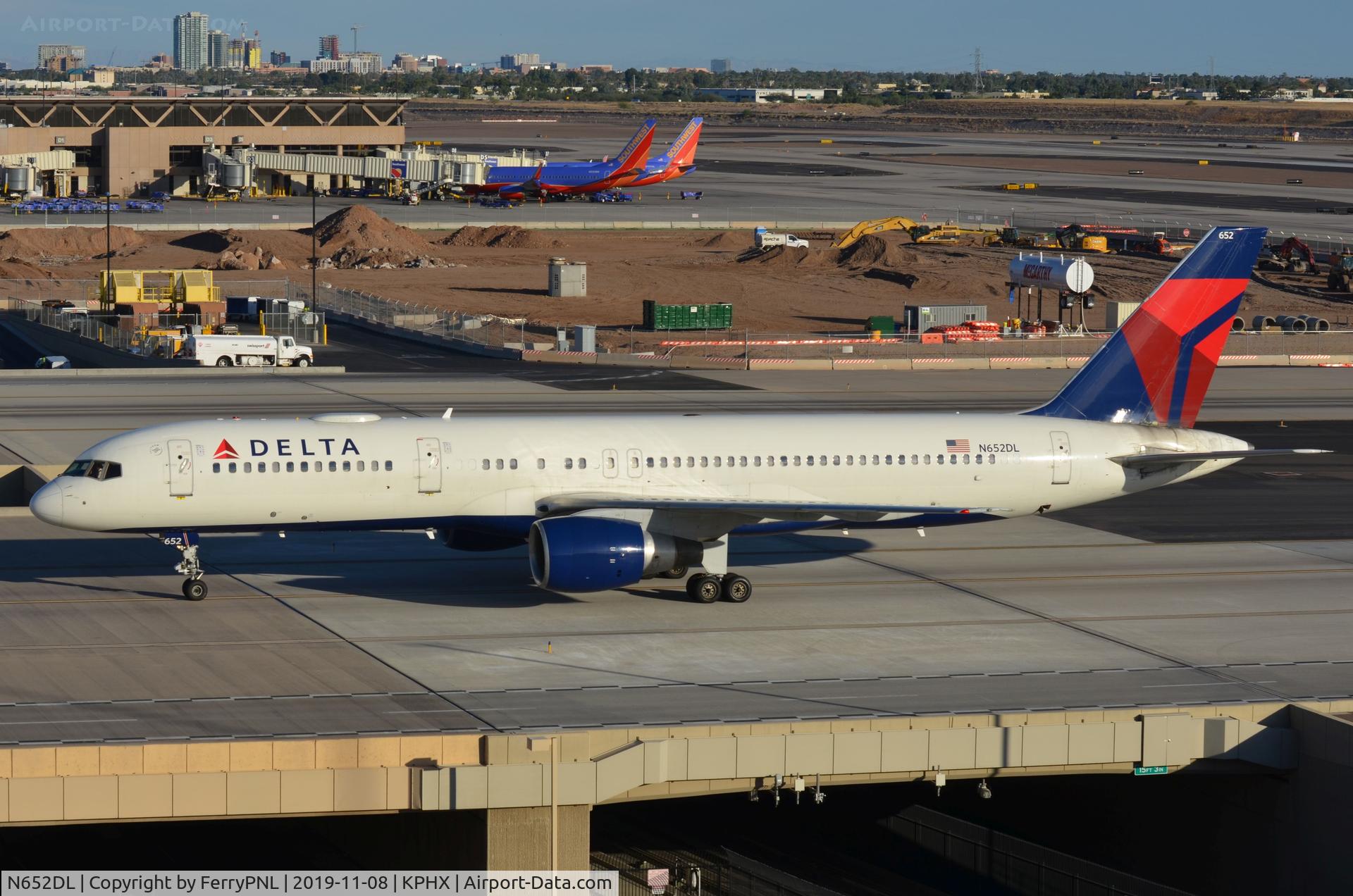 N652DL, 1989 Boeing 757-232 C/N 24392, Delta B752 arrived in PHX, aircraft configured in F72 for sports charters
