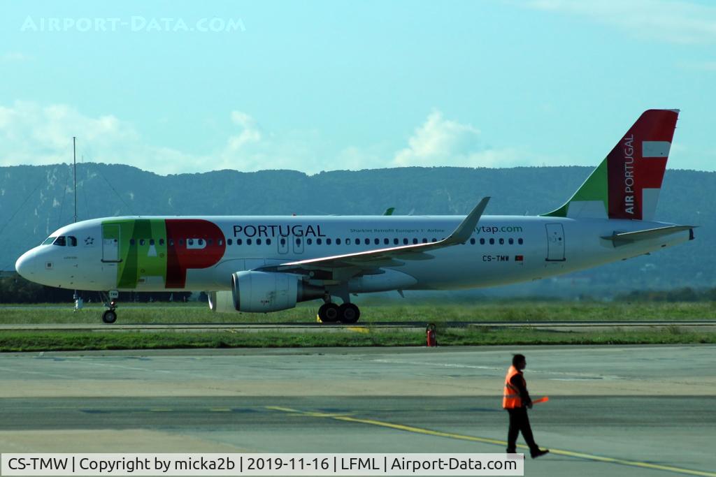 CS-TMW, 2001 Airbus A320-214 C/N 1667, Taxiing. Scrapped in march 2025.