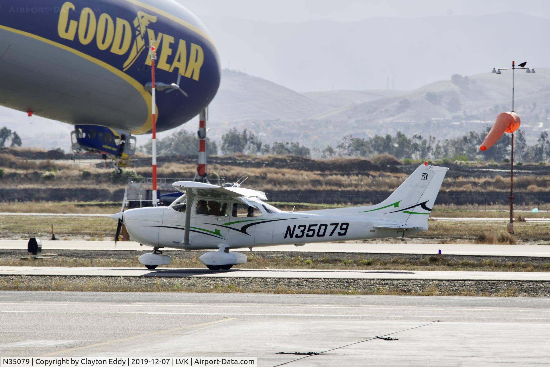 N35079, 2001 Cessna 172R C/N 17281061, Livermore airport California 2019.