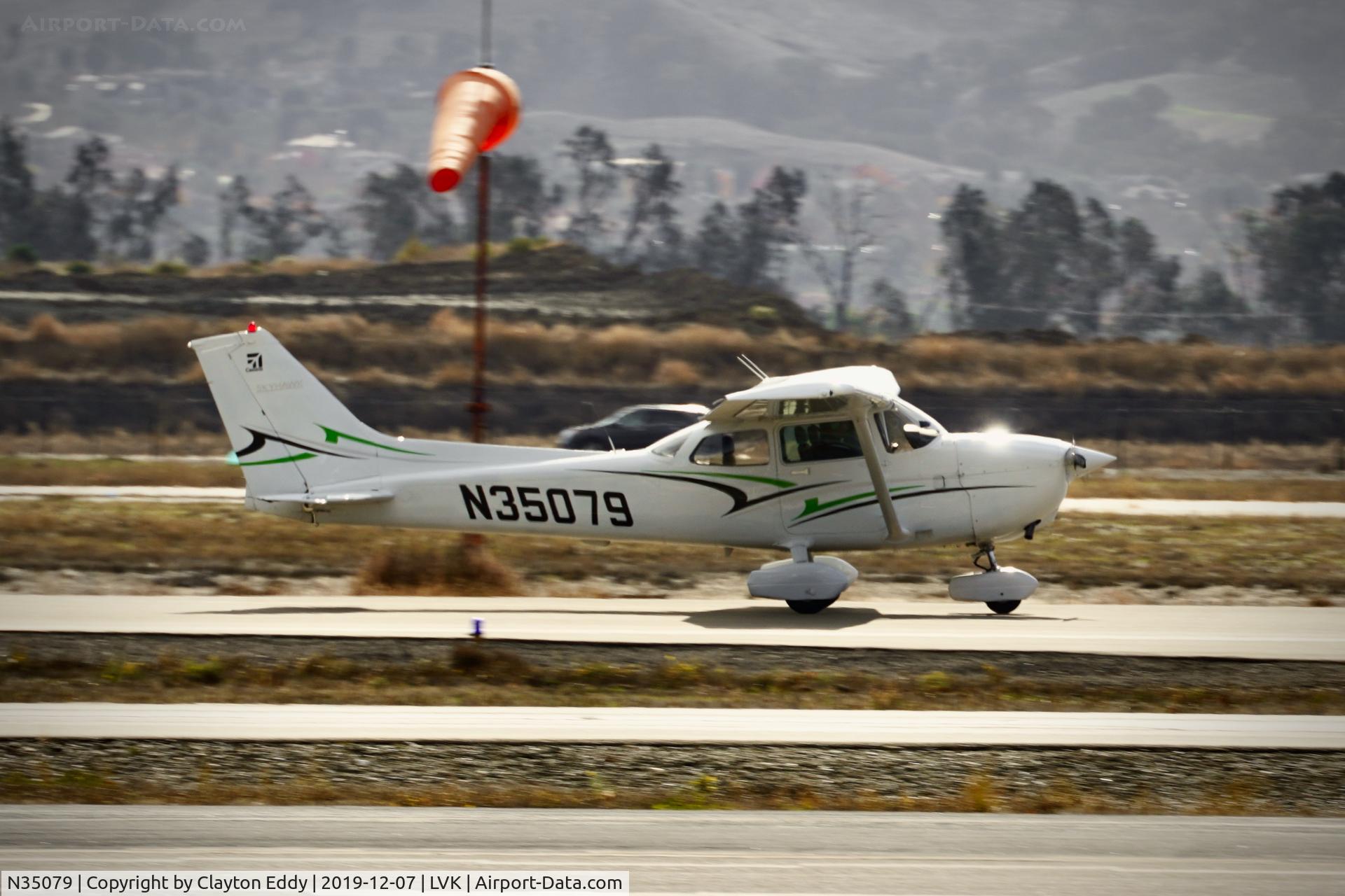 N35079, 2001 Cessna 172R C/N 17281061, Livermore airport California 2019.