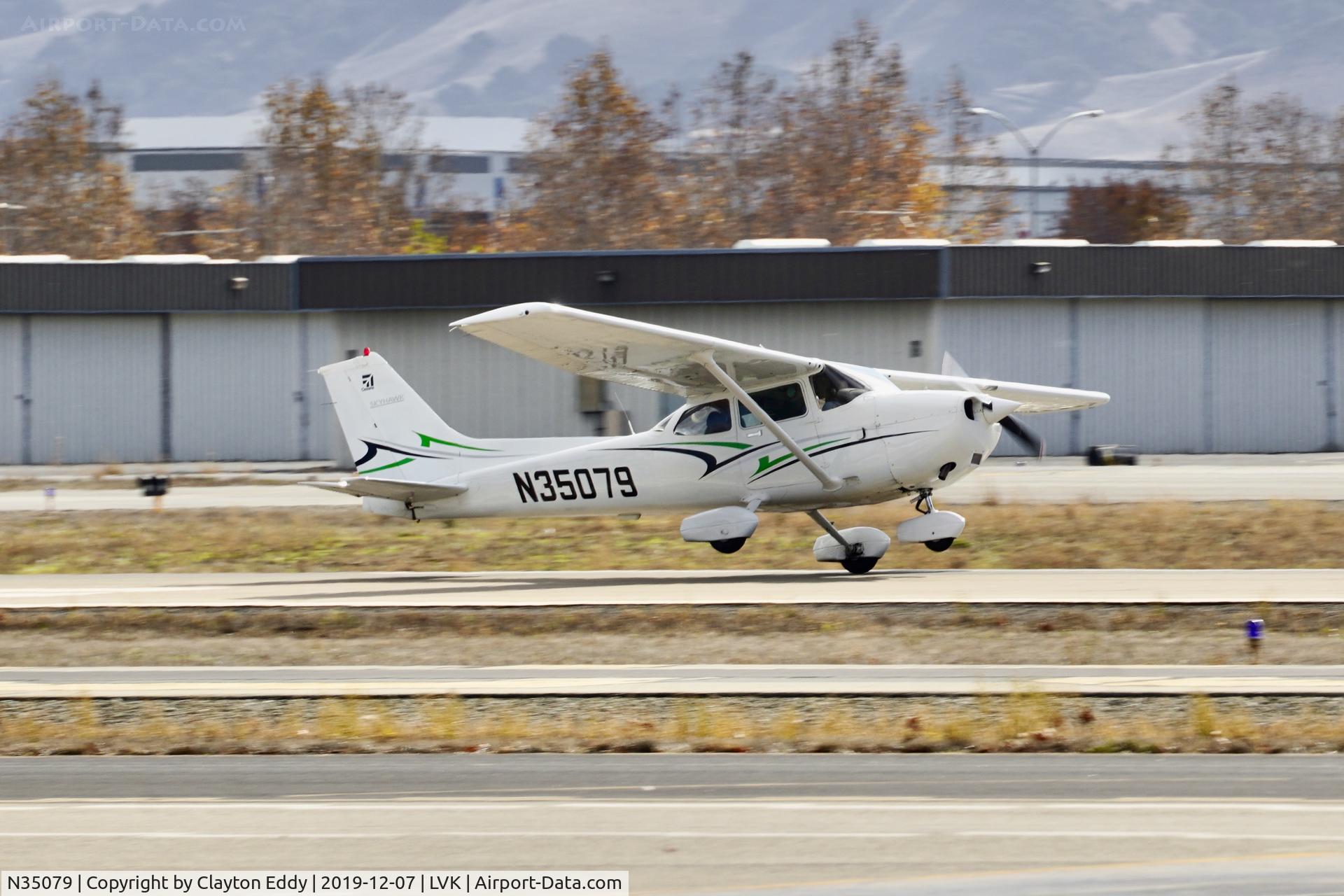N35079, 2001 Cessna 172R C/N 17281061, Livermore airport California 2019.