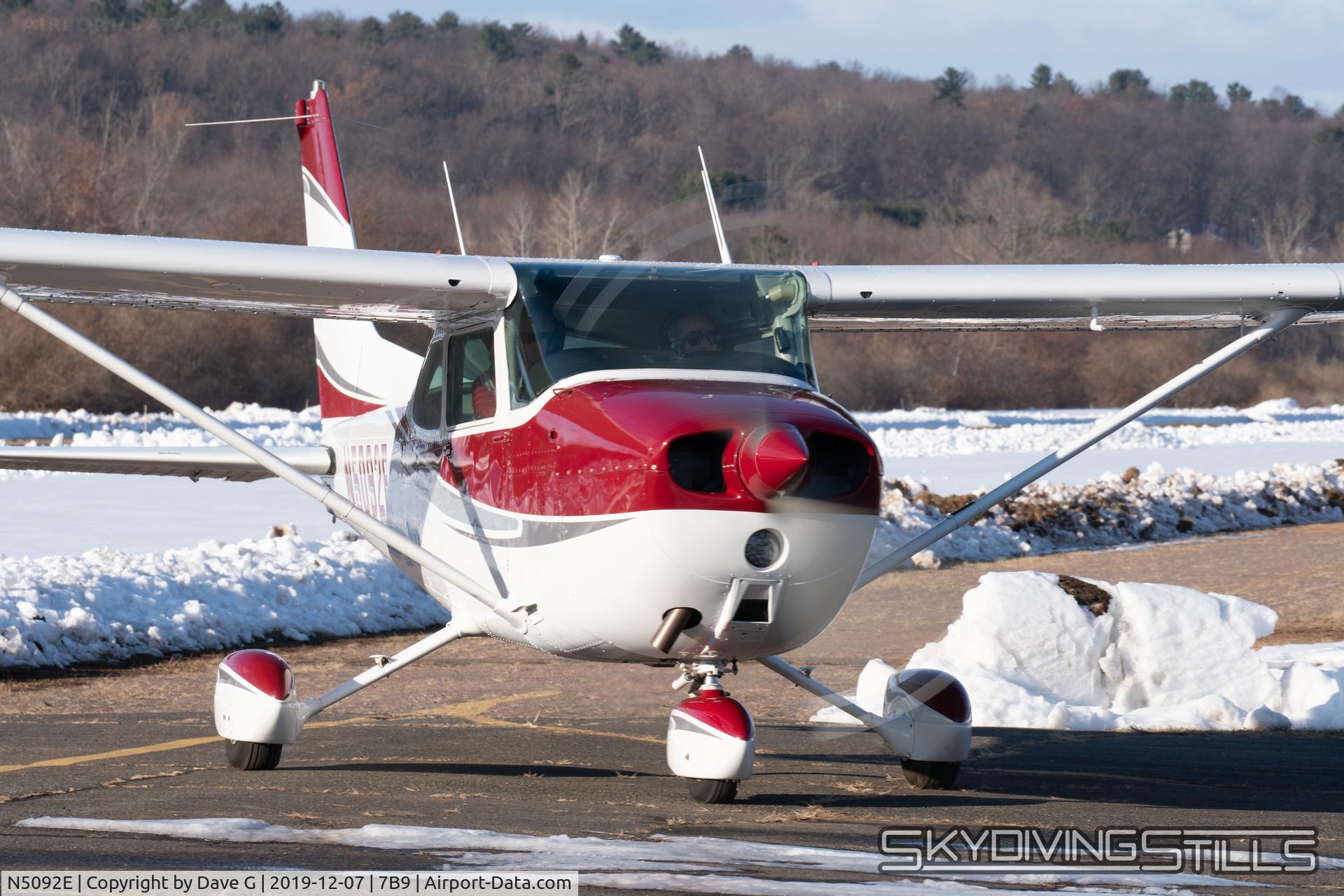 N5092E, 1978 Cessna 172N C/N 17271707, Taxiing in at Ellington, CT