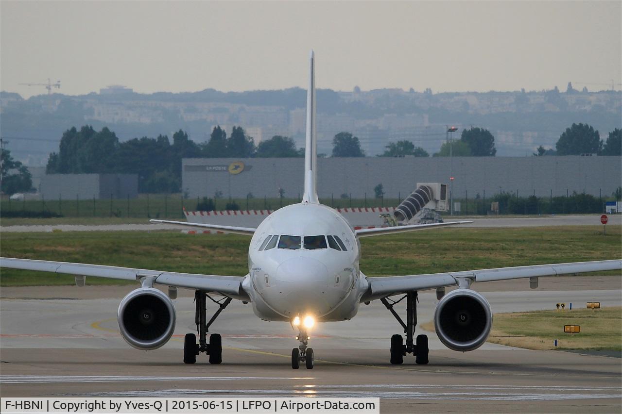 F-HBNI, 2011 Airbus A320-214 C/N 4820, Airbus A320-214, Lining up rwy 08, Paris-Orly Airport (LFPO-ORY)