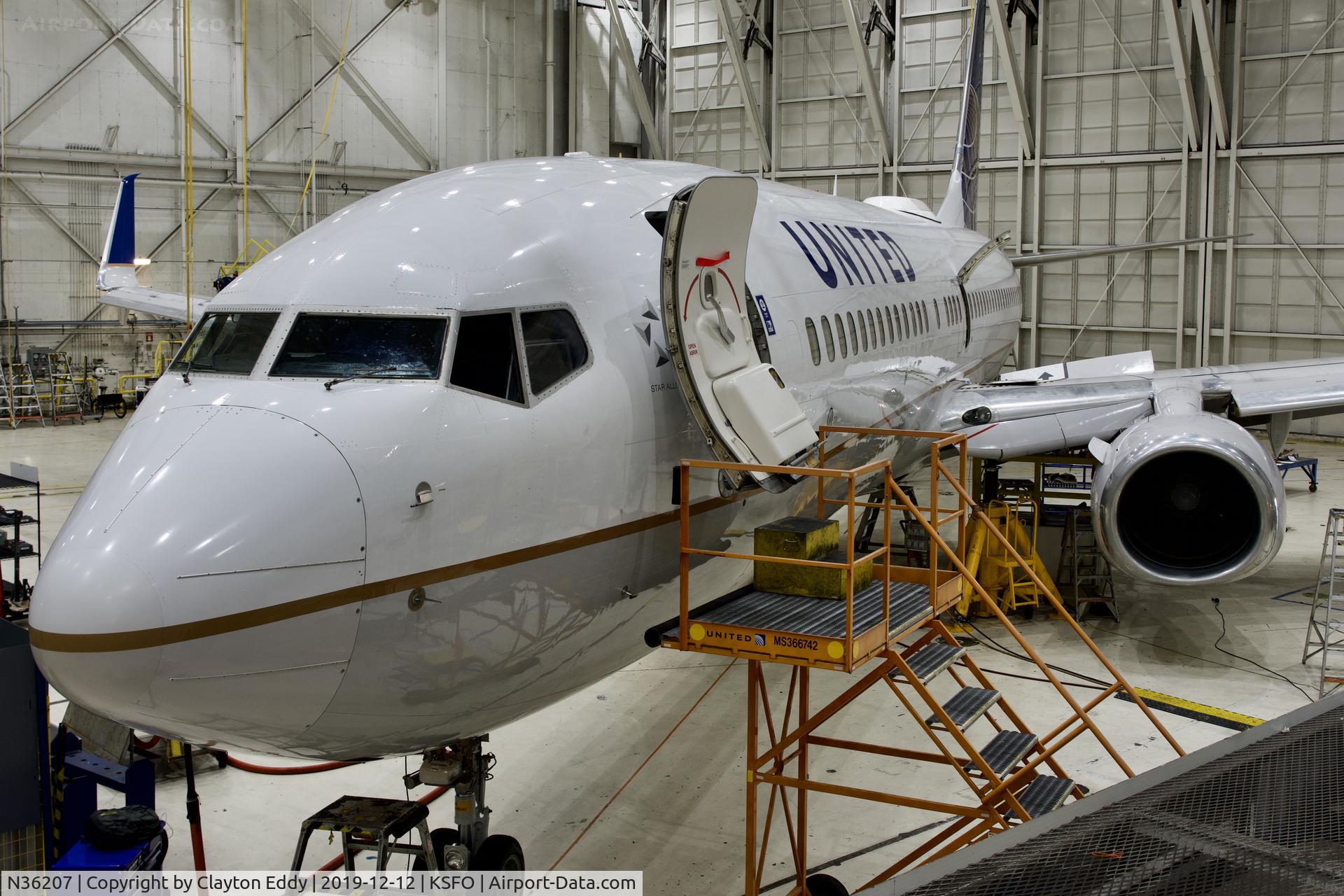 N36207, 2000 Boeing 737-824 C/N 30579, SFO 2019.