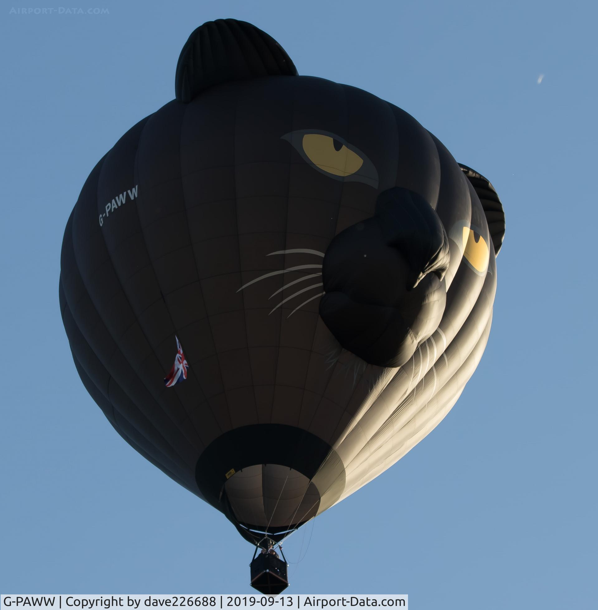 G-PAWW, 2018 UltraMagic M-90 C/N 90/187, G PAWW at home at the longleat Skysafari