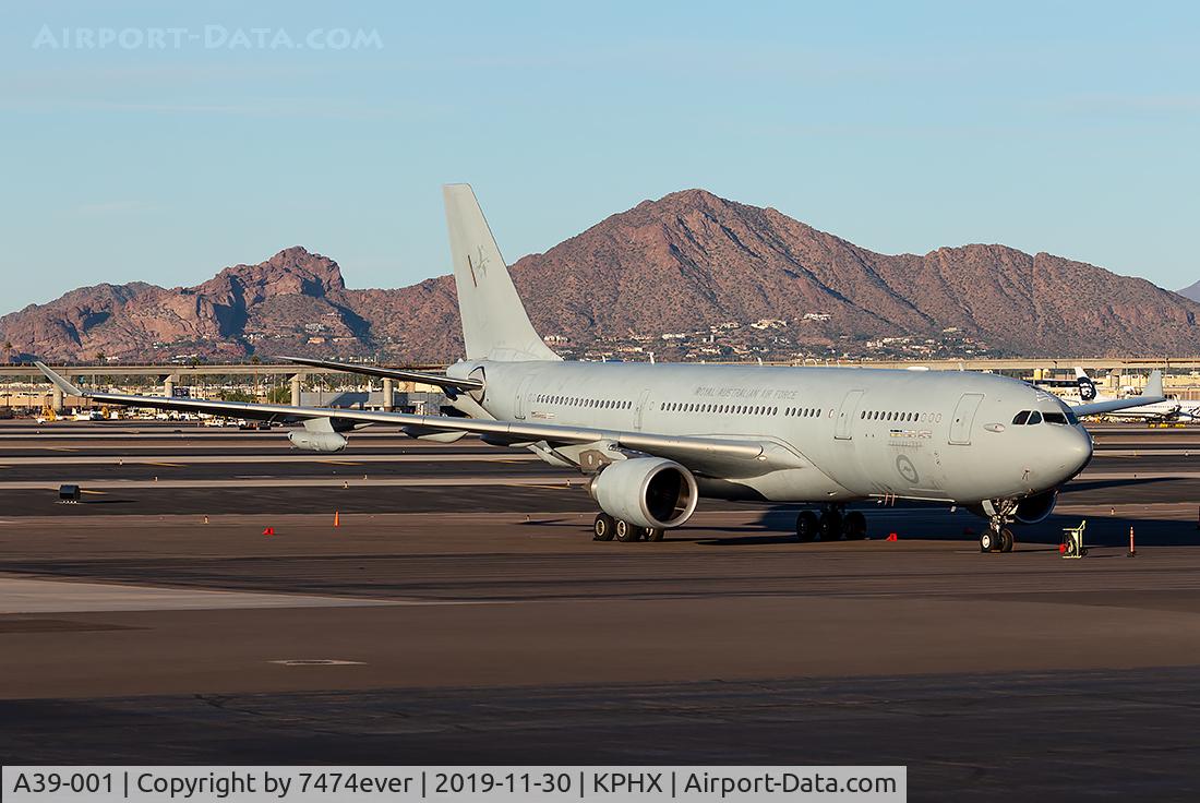 A39-001, 2006 Airbus A330-203/MRTT C/N 747, Sitting at the Cutter ramp in Phoenix