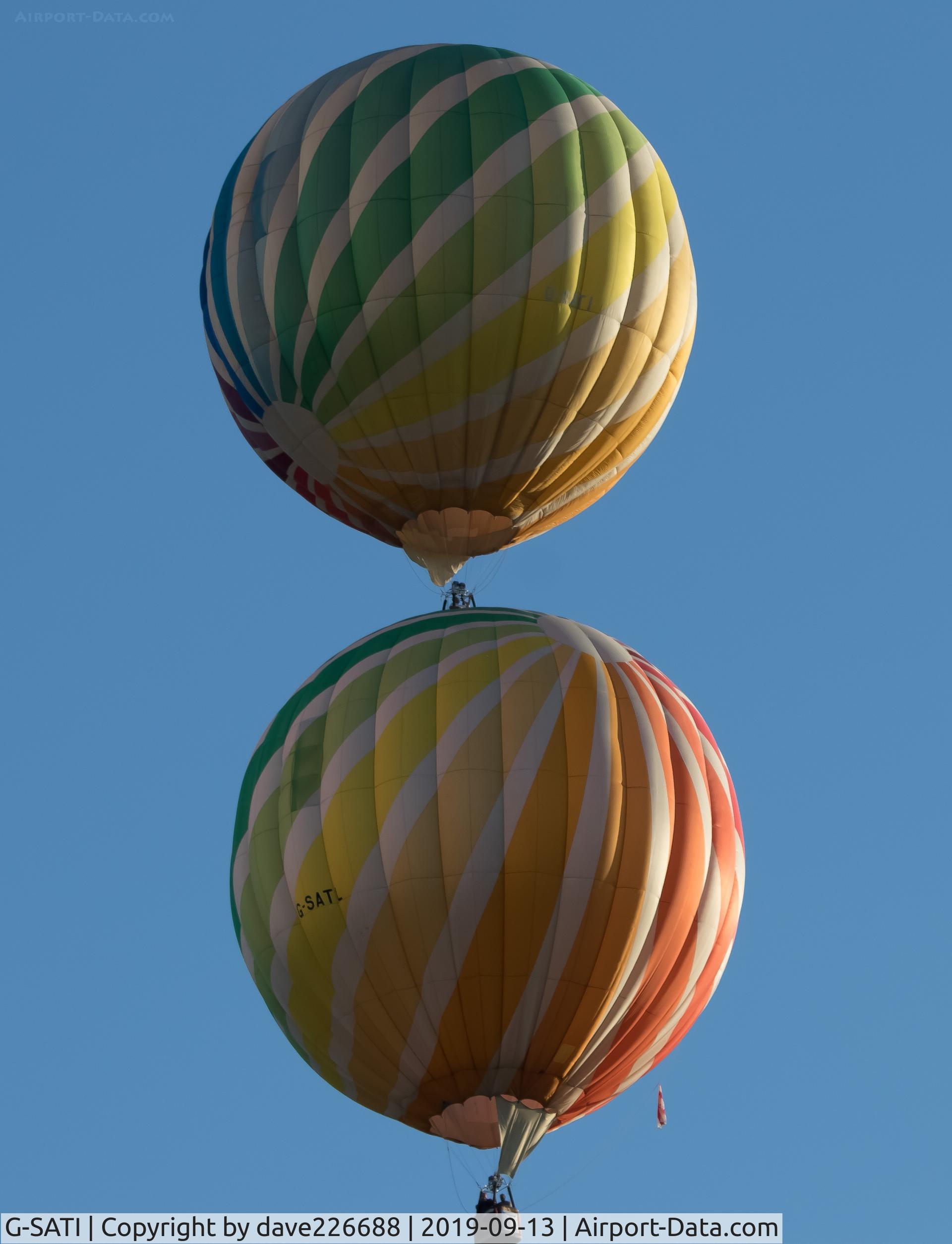 G-SATI, 1989 Cameron Balloons Sphere-105 C/N 1901, G SATI and G SATL - Both Cameron spheres doing a joint asscent at Skysafari - Longleat