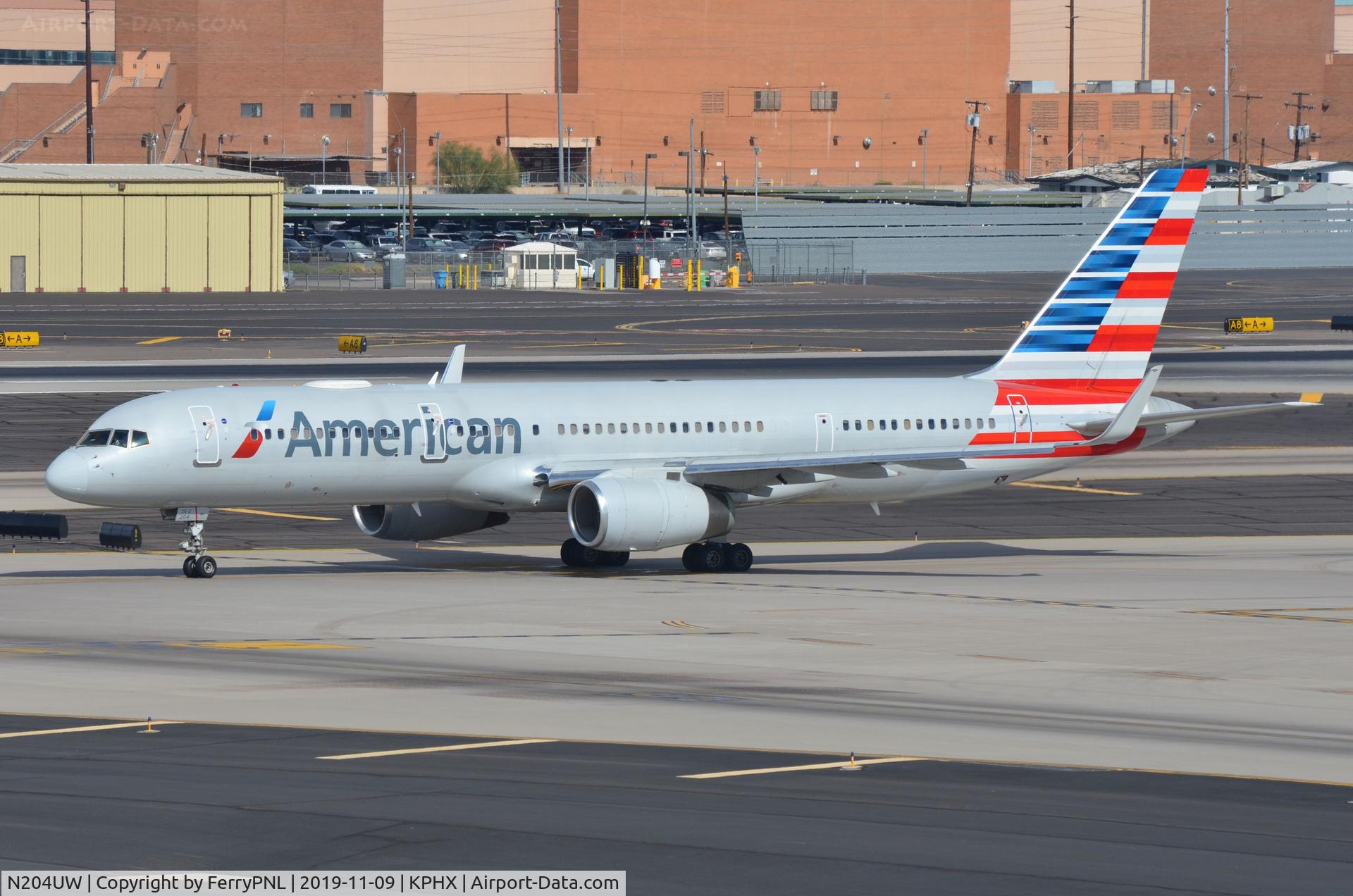 N204UW, 2000 Boeing 757-23N C/N 30886, American B752 taxying from the terminal area