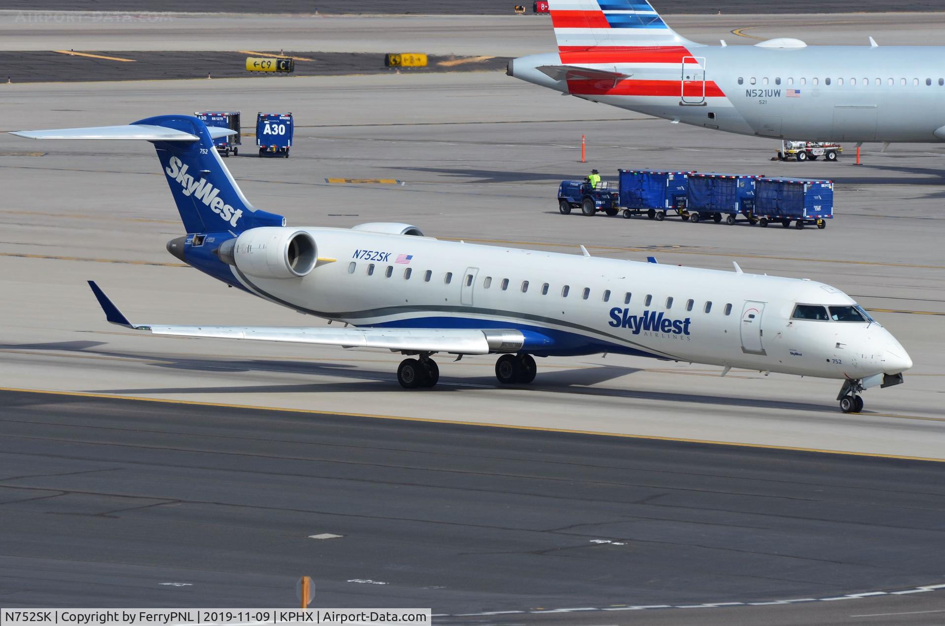 N752SK, 2005 Bombardier CRJ-701ER (CL-600-2C10) Regional Jet C/N 10209, Skywest CL700 taxying to the runway