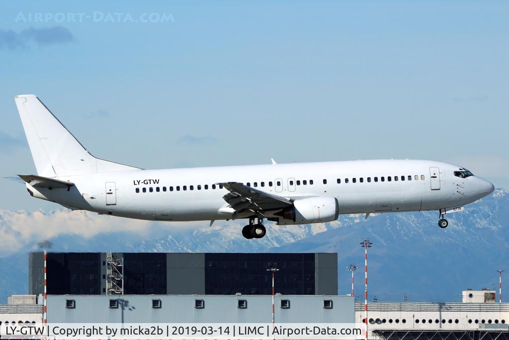 LY-GTW, 1990 Boeing 737-4Q8 C/N 24332, Landing