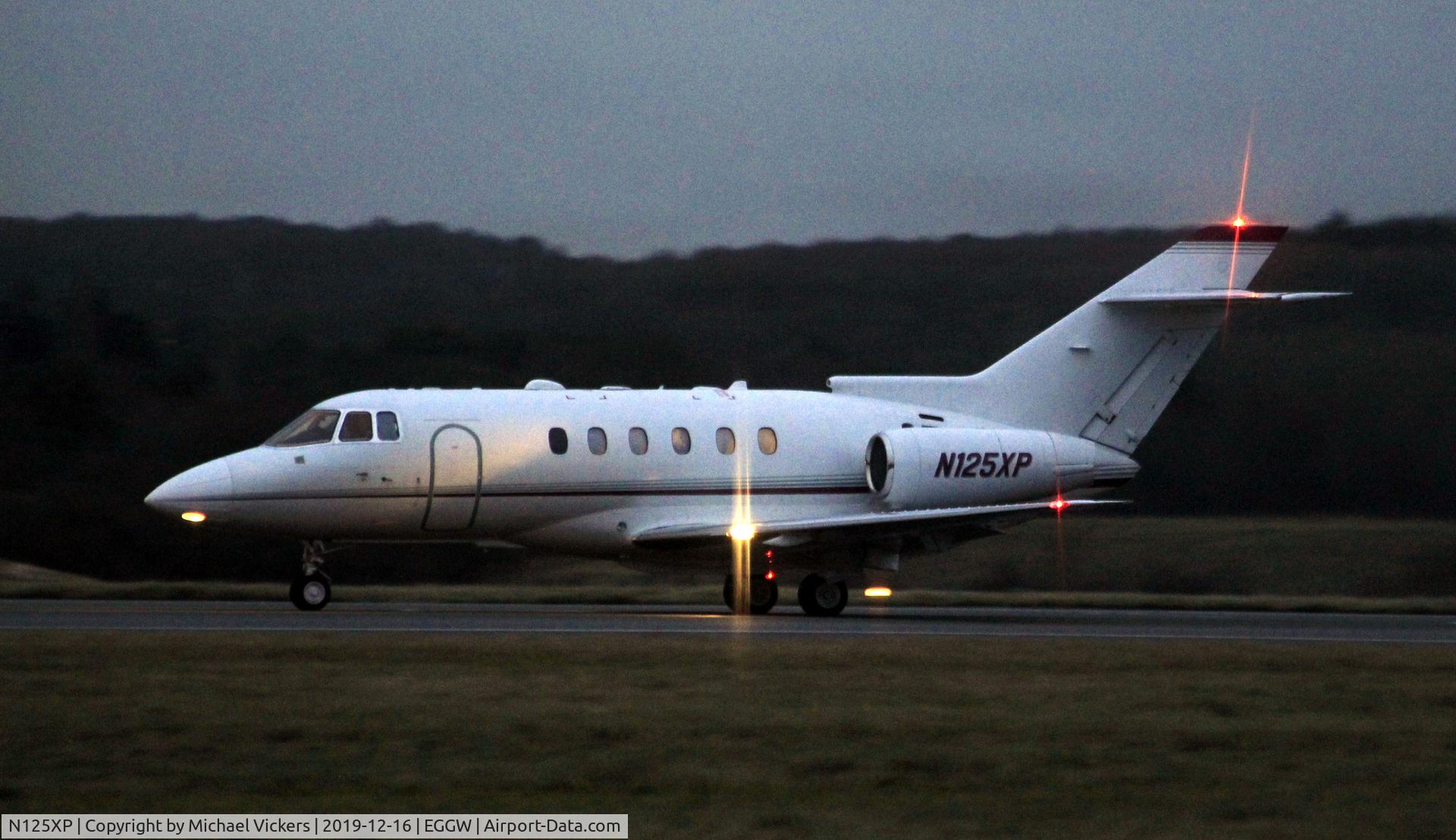 N125XP, 2000 Raytheon Hawker 800XP C/N 258485, Departing LTN