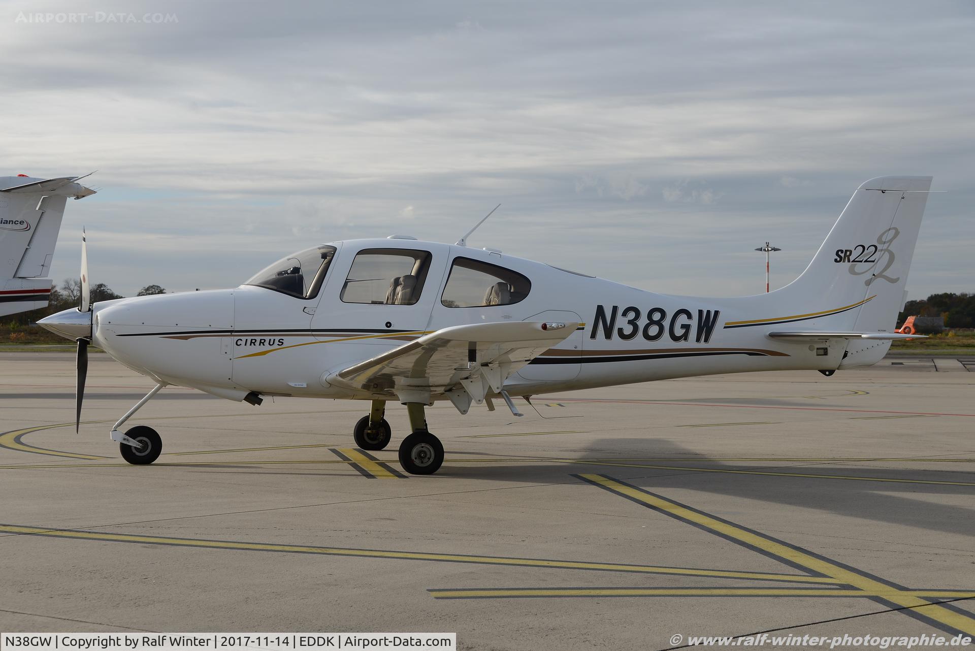 N38GW, 2004 Cirrus SR22 G2 C/N 1015, Cirrus Design SR-22 - Private - 1015 - N38GW - 14.11.2017 - CGN