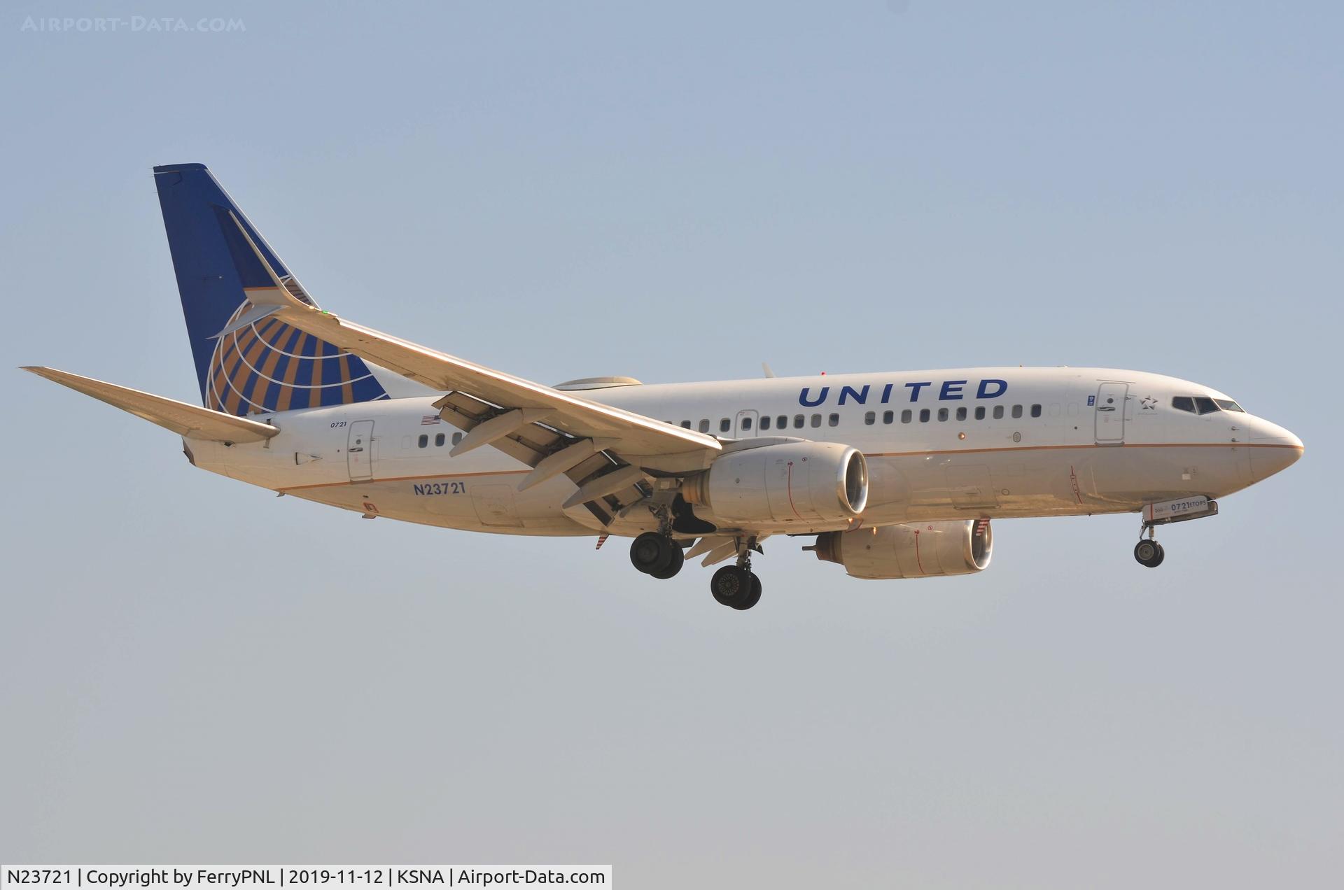 N23721, 1999 Boeing 737-724 C/N 28940, United B737 landing