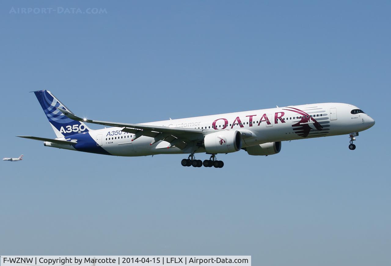 F-WZNW, 2013 Airbus A350-941 C/N 004, Finale rwy 03.