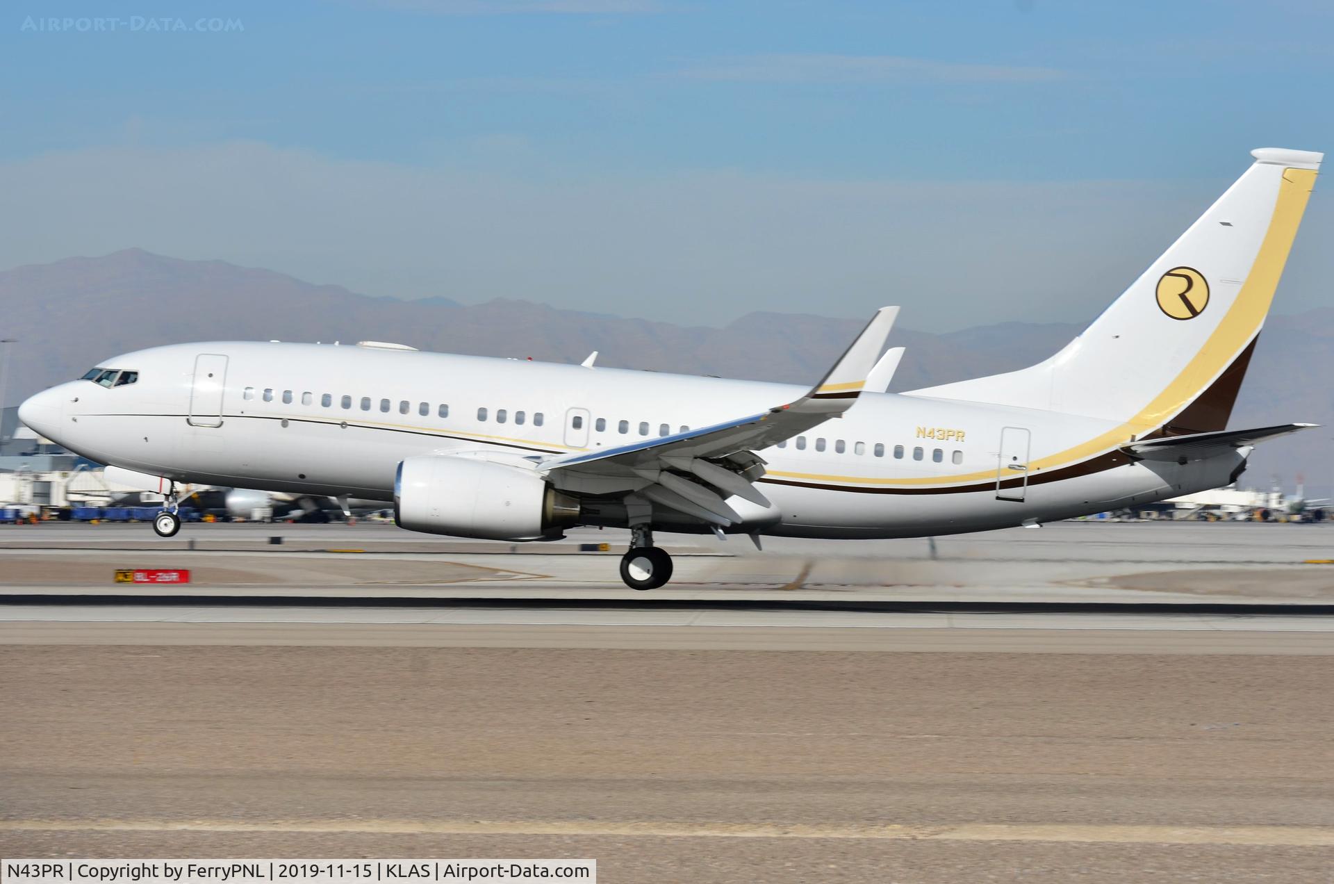 N43PR, 1998 Boeing 737-75V BBJ C/N 28581, Town & Country Food Markets BBJ landing