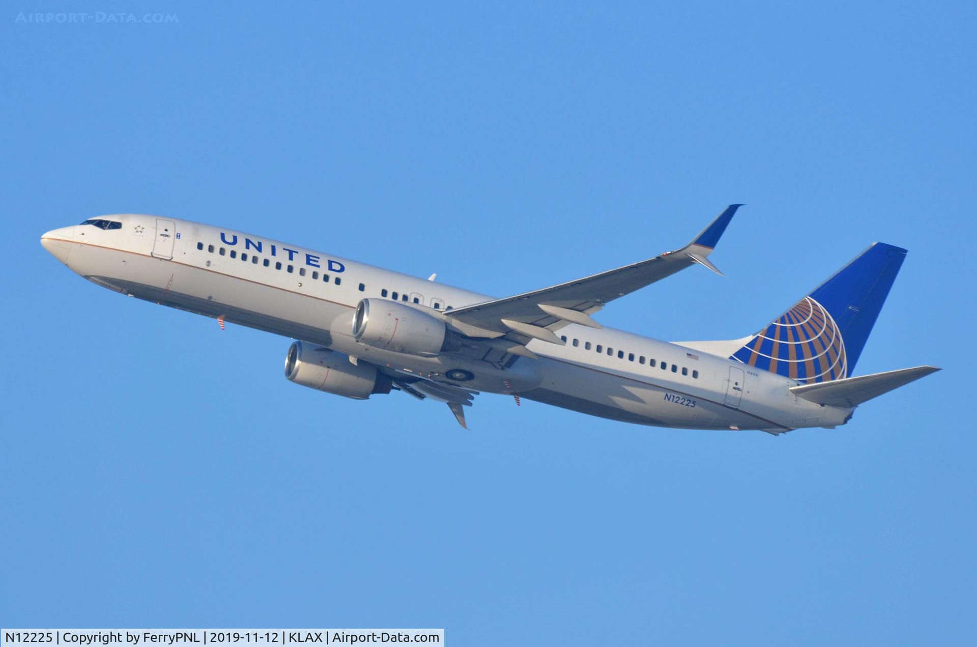 N12225, 1998 Boeing 737-824 C/N 28934, Take-off of United B738