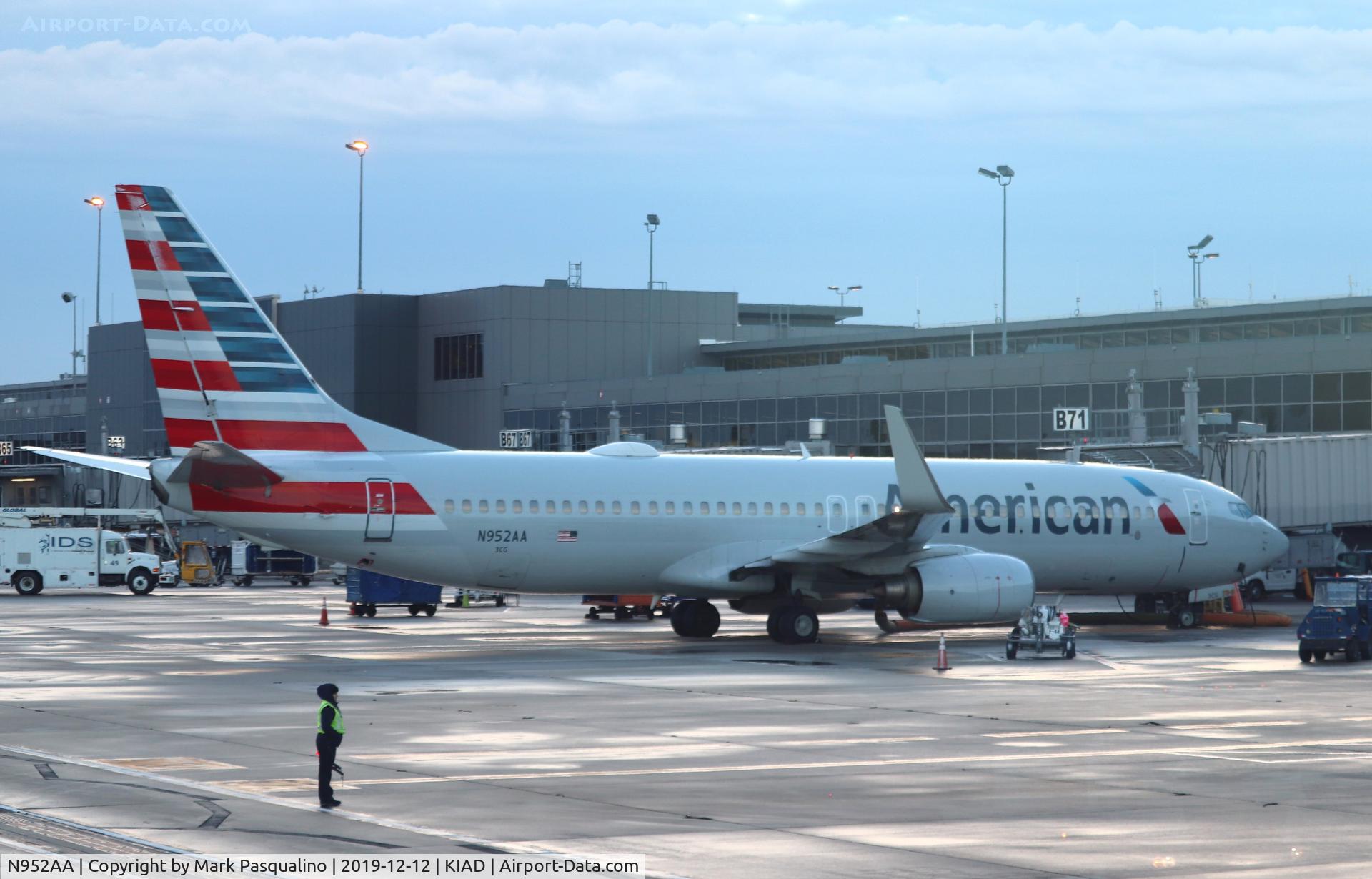 N952AA, 2000 Boeing 737-823 C/N 30088, Boeing 737-823