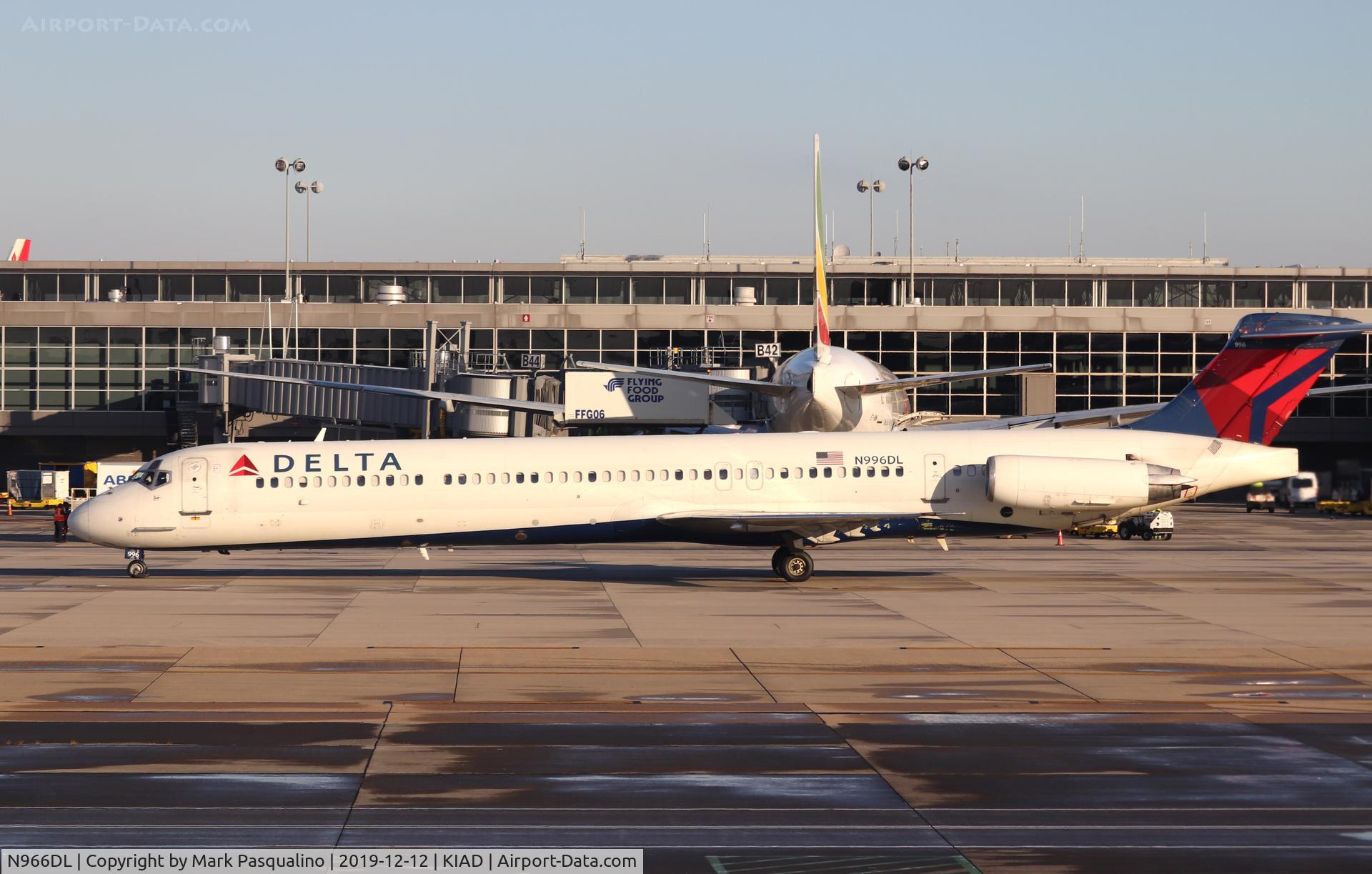 N966DL, 1990 McDonnell Douglas MD-88 C/N 53115, MD-88