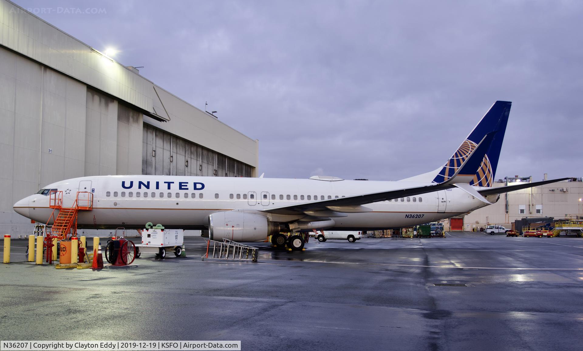 N36207, 2000 Boeing 737-824 C/N 30579, SFO 2019.