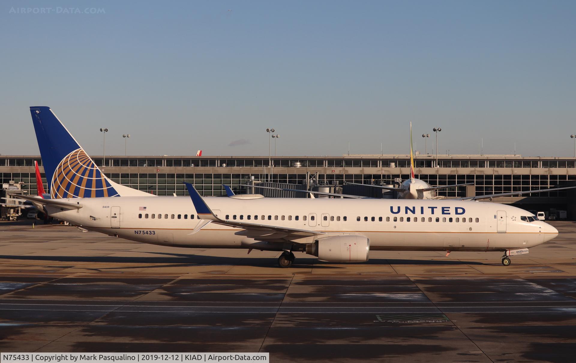 N75433, 2009 Boeing 737-924/ER C/N 33527, Boeing 737-924/ER
