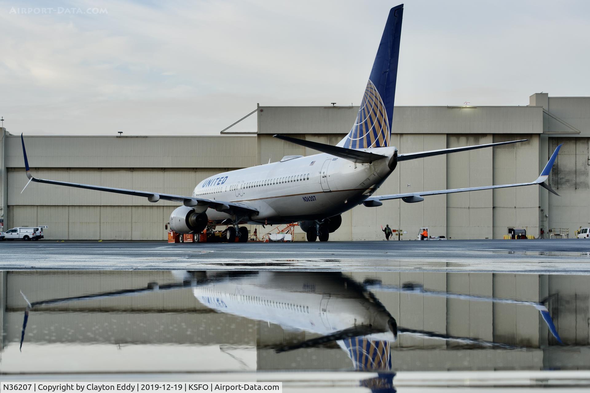 N36207, 2000 Boeing 737-824 C/N 30579, SFO 2019.