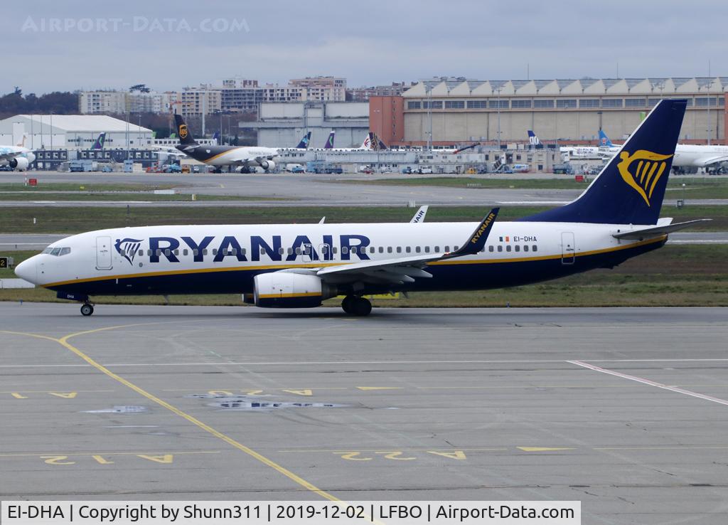 EI-DHA, 2005 Boeing 737-8AS C/N 33571, Lining up rwy 32R from November 2 fort departure...