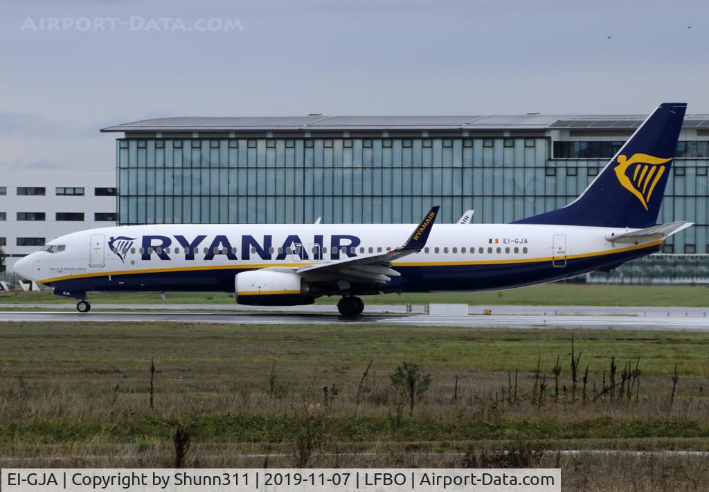 EI-GJA, 2018 Boeing 737-800 C/N 44819, Ready for take off from rwy 32R... Additional 'Aaron & Moya's plane' titles only on left side and at the cockpit...