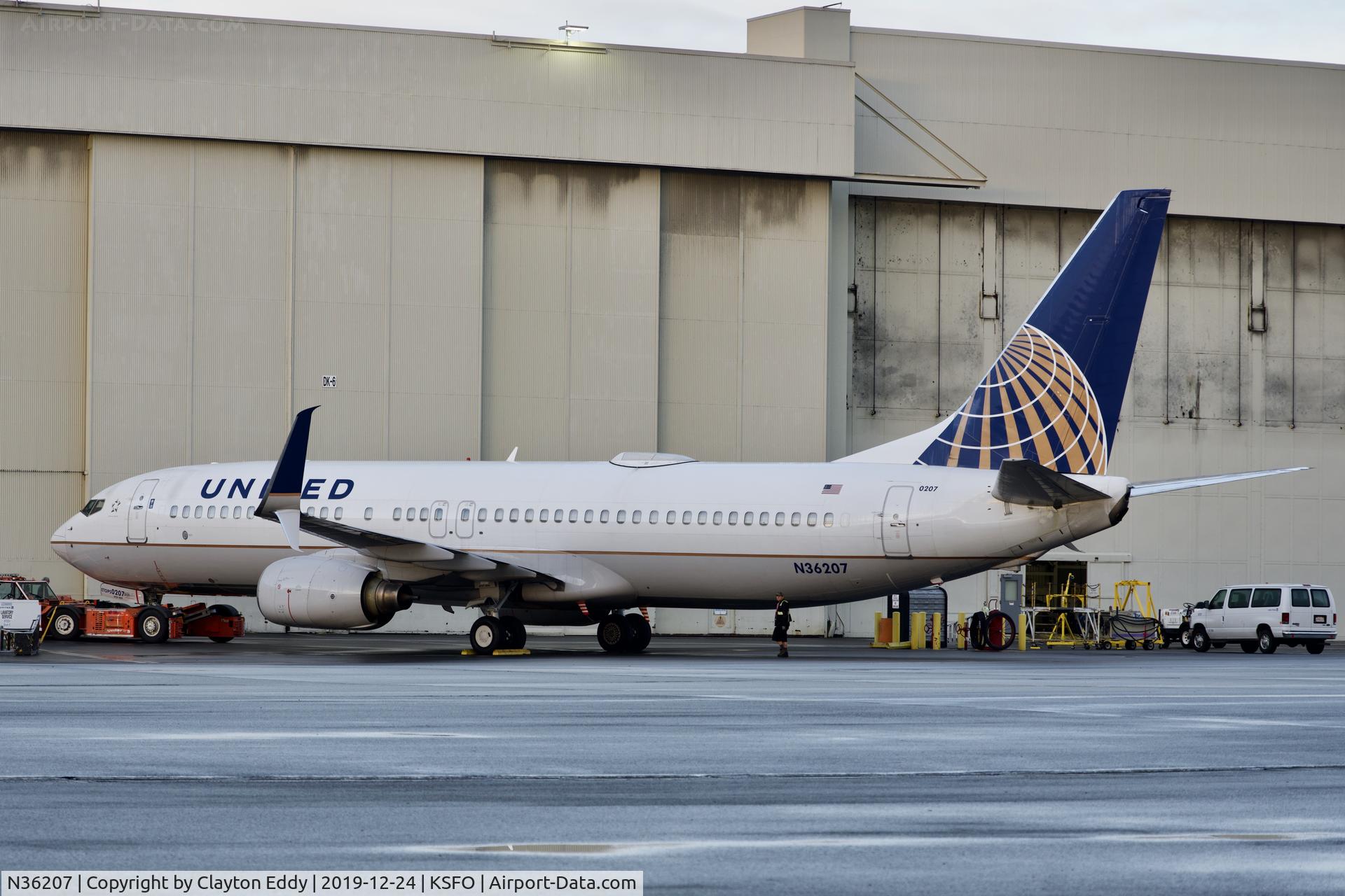 N36207, 2000 Boeing 737-824 C/N 30579, SFO 2019.
