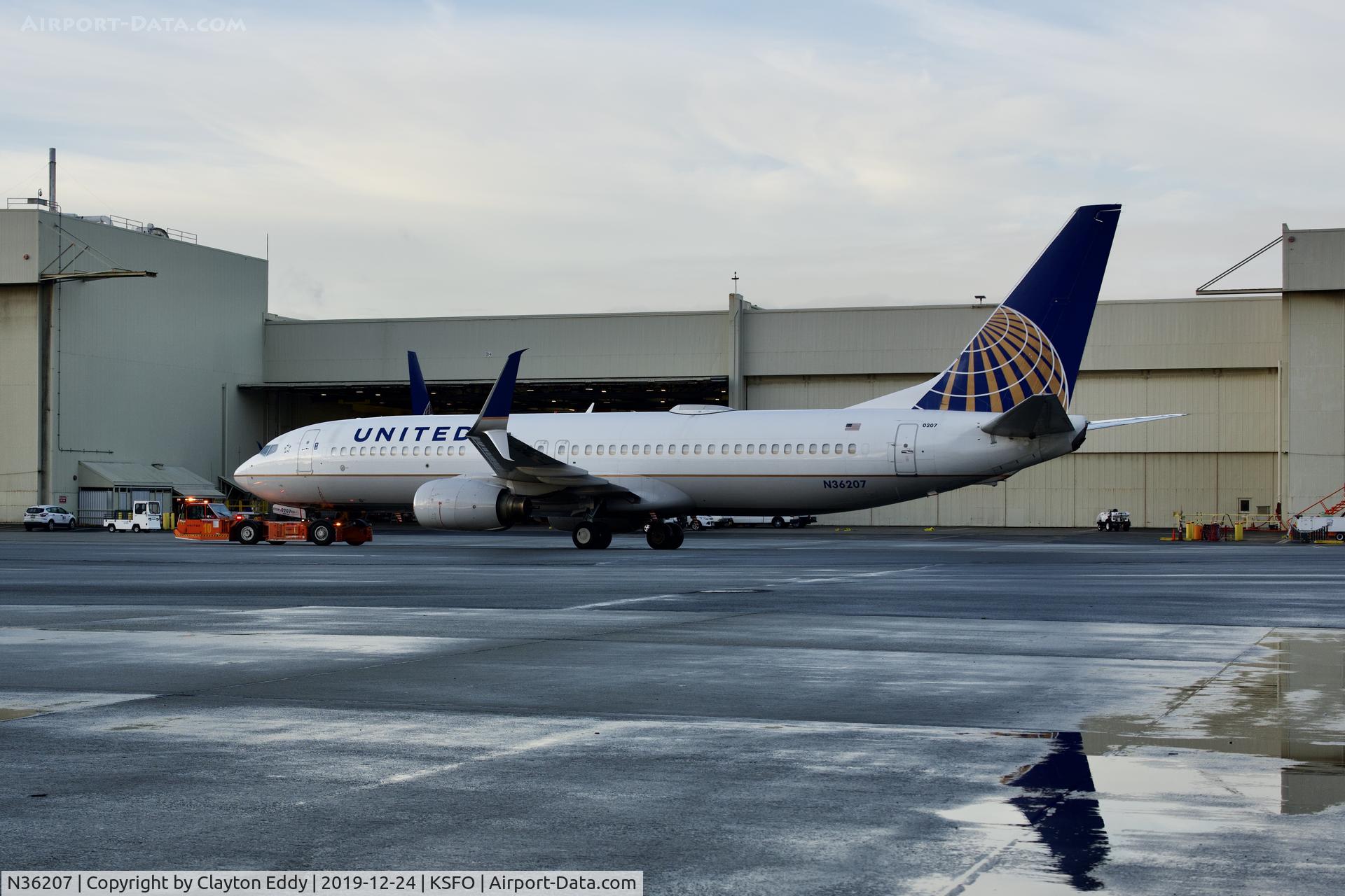 N36207, 2000 Boeing 737-824 C/N 30579, SFO 2019.