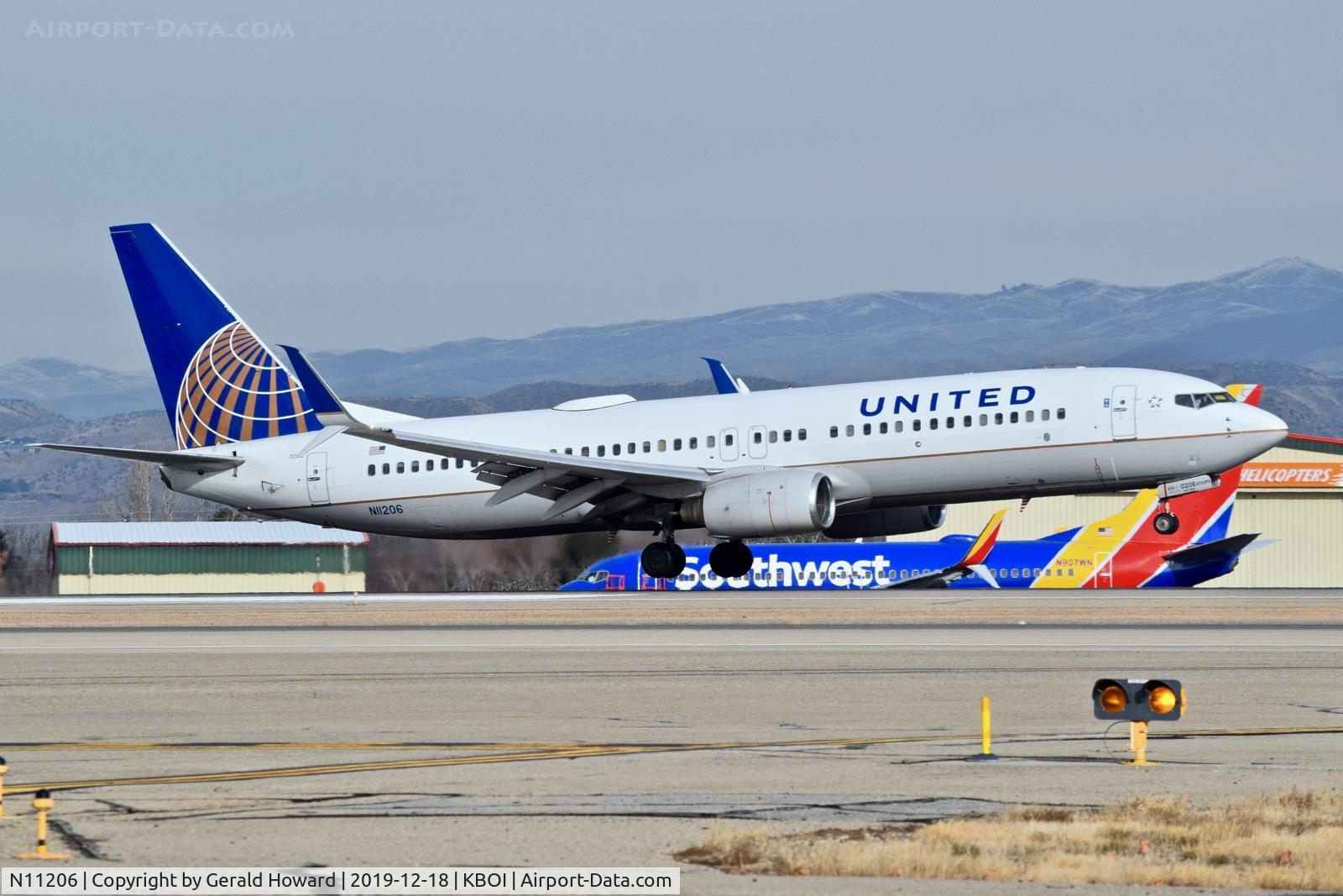 N11206, 2000 Boeing 737-824 C/N 30578, Landing 10L.