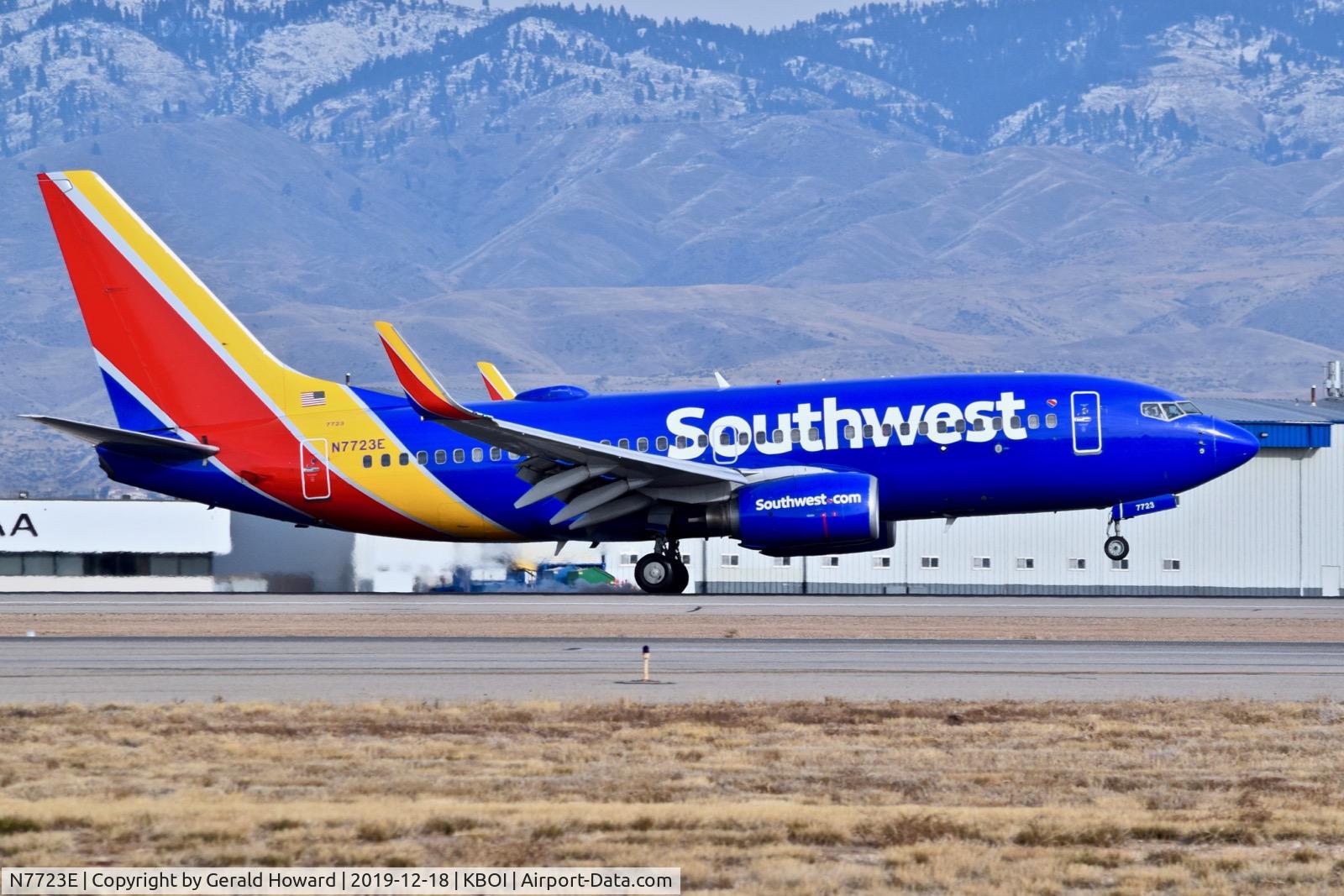 N7723E, 2006 Boeing 737-76N C/N 32670, Landing 10R.