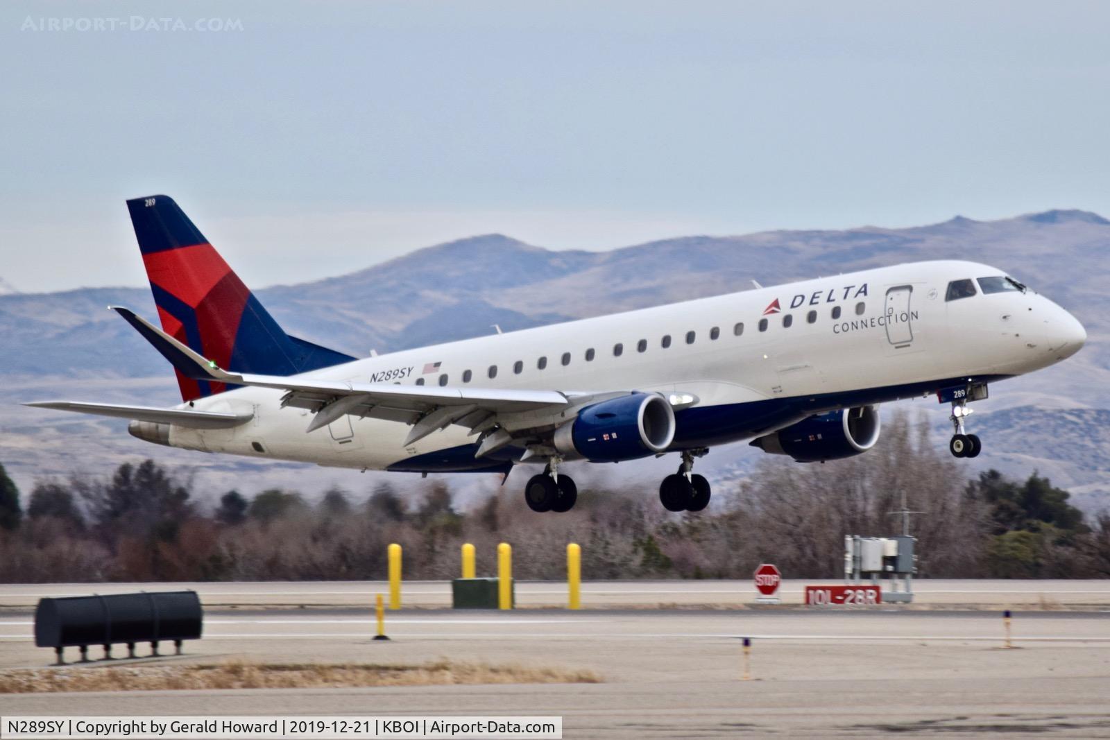 N289SY, 2018 Embraer 175LR (ERJ-170-200LR) C/N 17000756, Landing 10R.