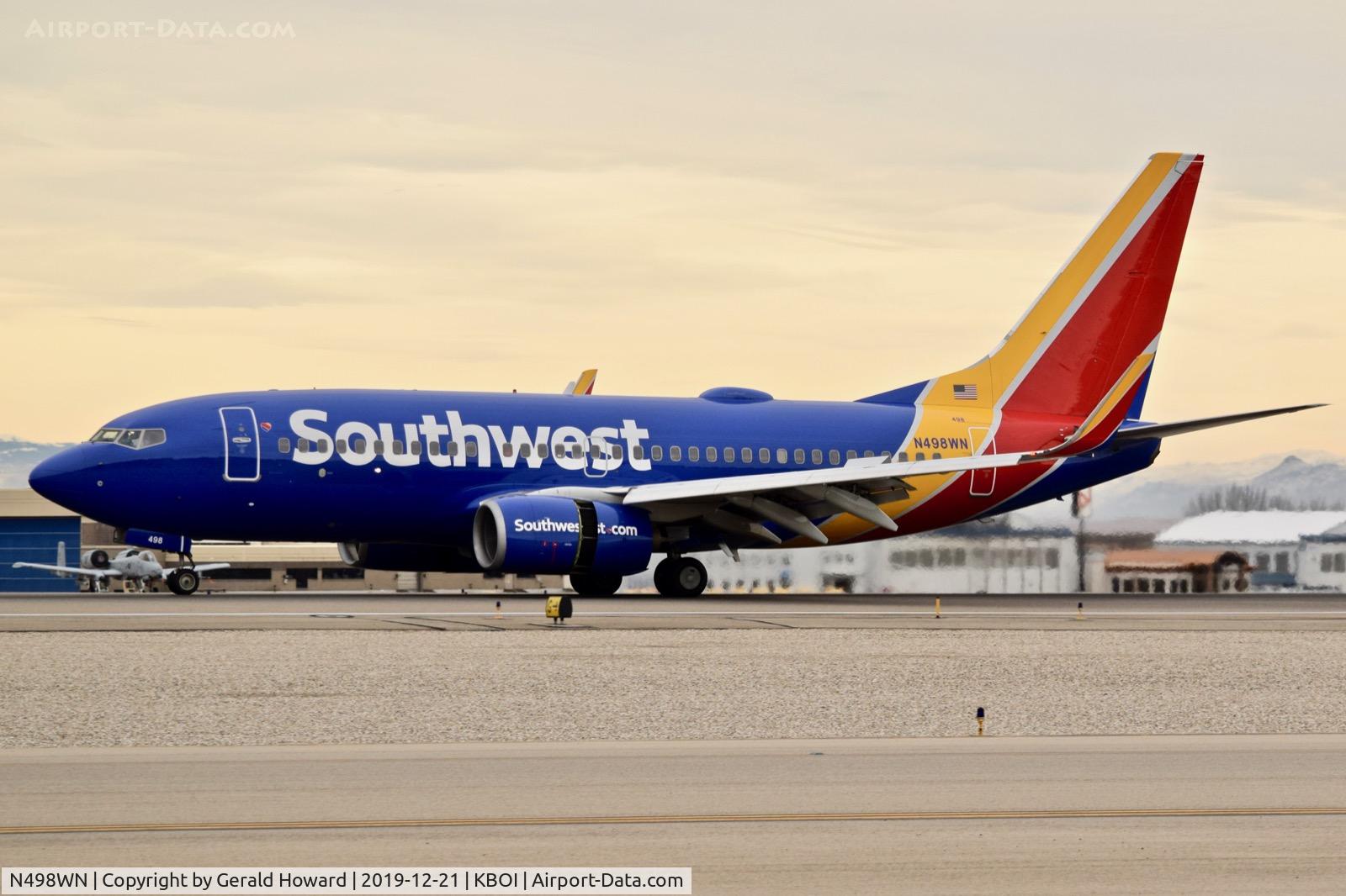 N498WN, 2005 Boeing 737-7H4 C/N 32480, Landing 10L.