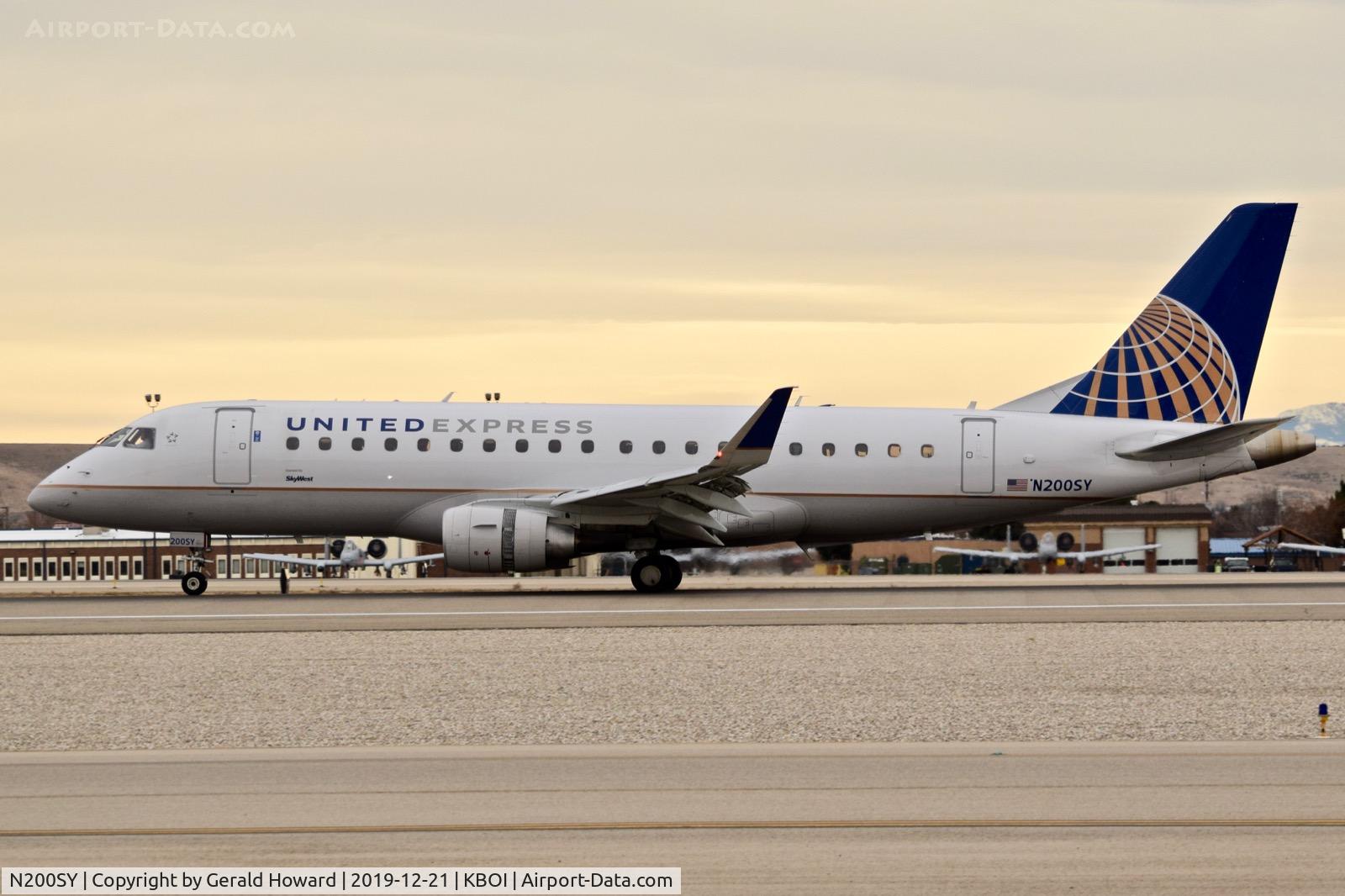 N200SY, 2016 Embraer 175LR (ERJ-170-200LR) C/N 17000623, Landing 10L.