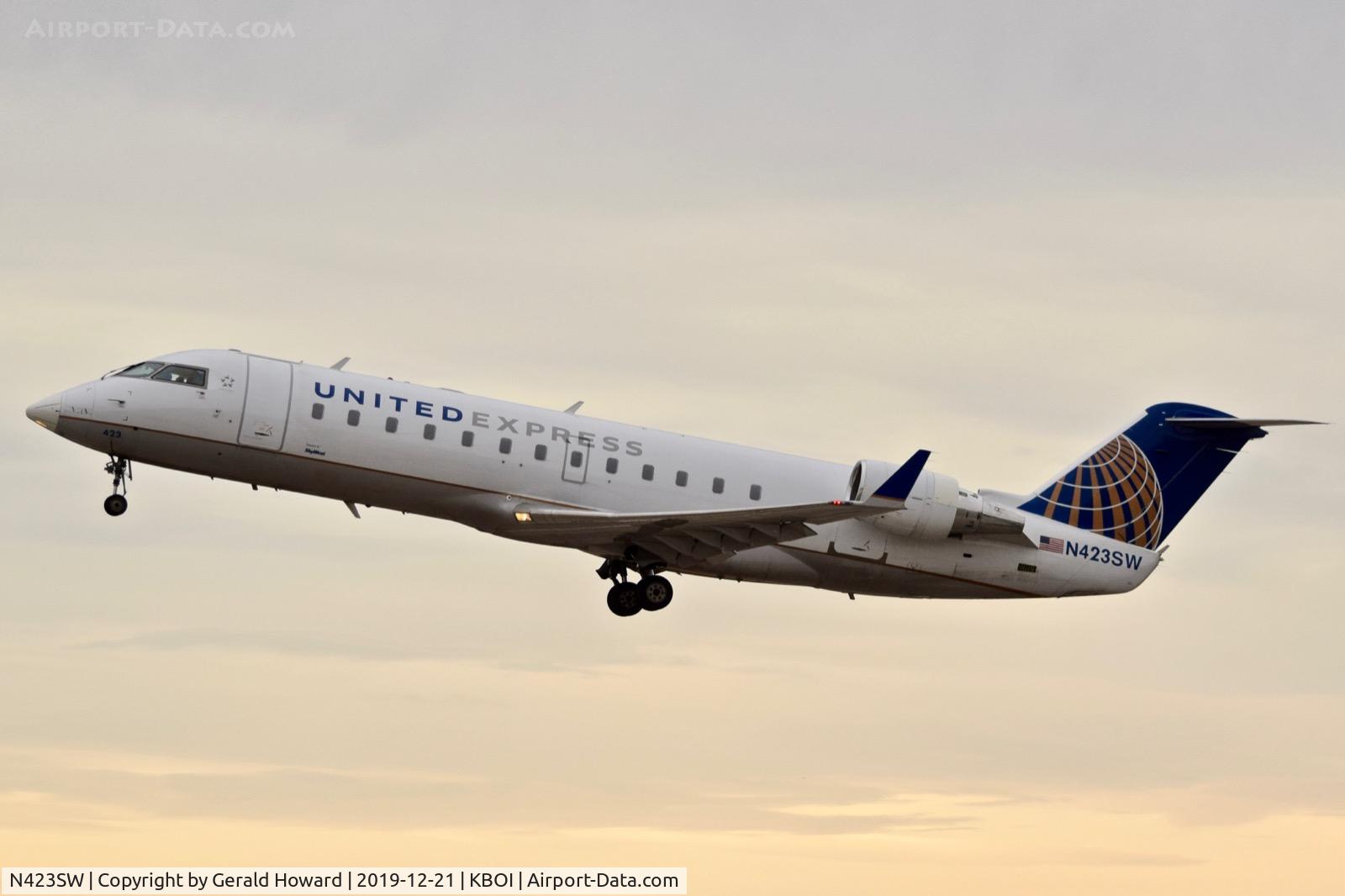 N423SW, 2000 Bombardier CRJ-200LR (CL-600-2B19) C/N 7456, Take off 10L.