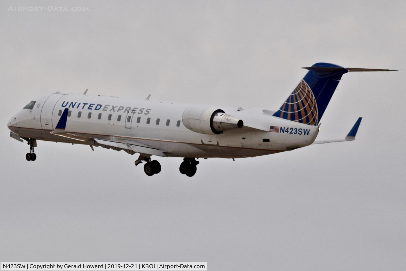 N423SW, 2000 Bombardier CRJ-200LR (CL-600-2B19) C/N 7456, Take off 10L.