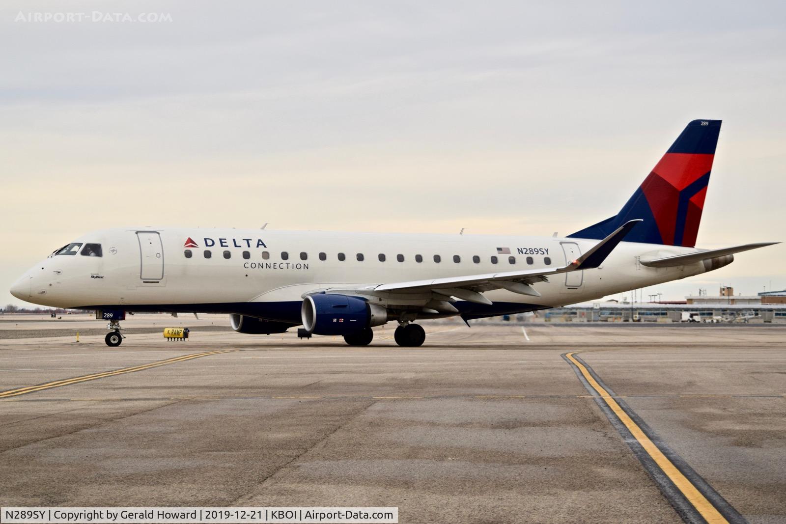 N289SY, 2018 Embraer 175LR (ERJ-170-200LR) C/N 17000756, Taxiing to Alpha.