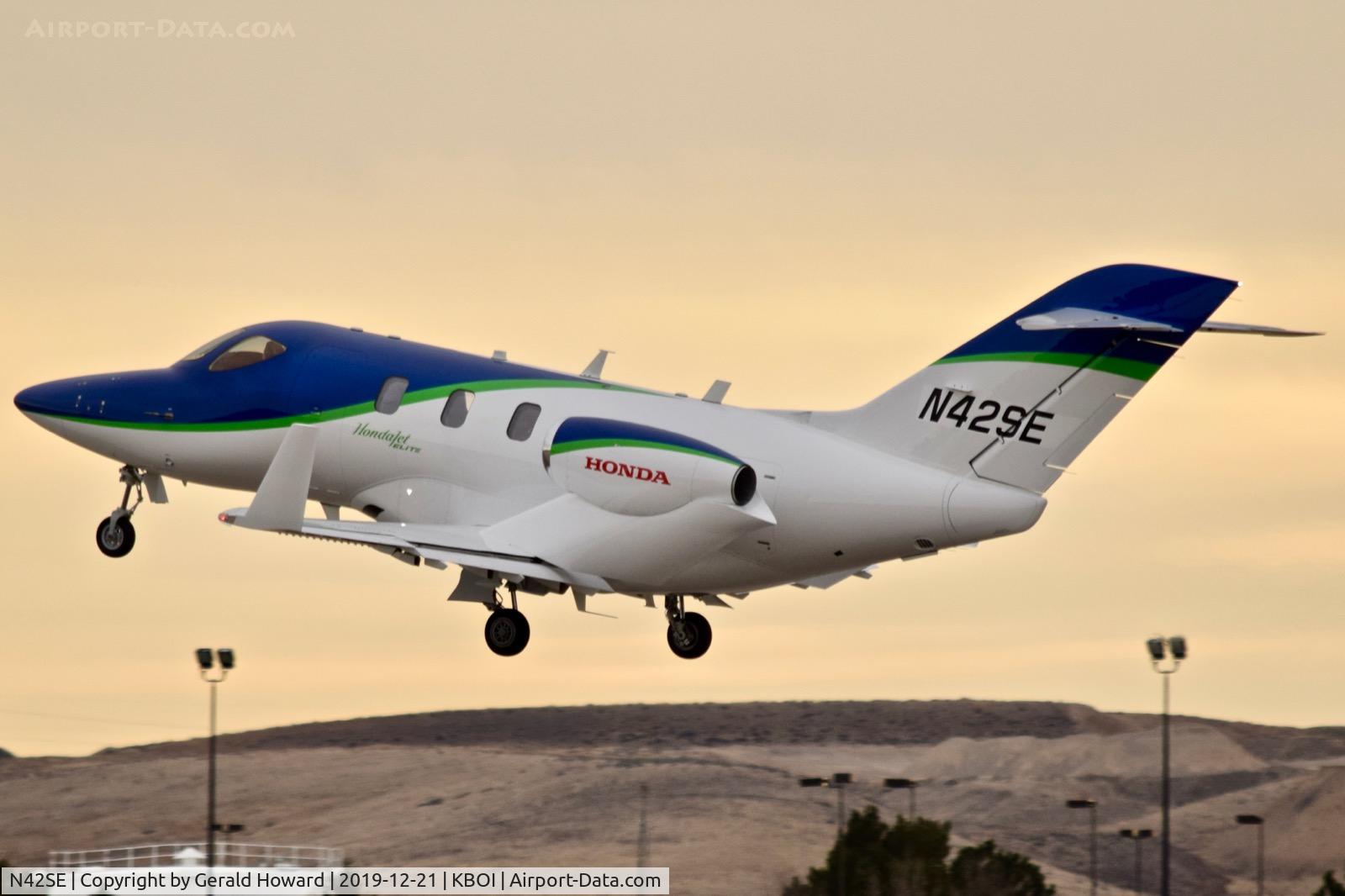 N42SE, 2018 Honda HA-420 HondaJet C/N 42000136, Take off from 10L.