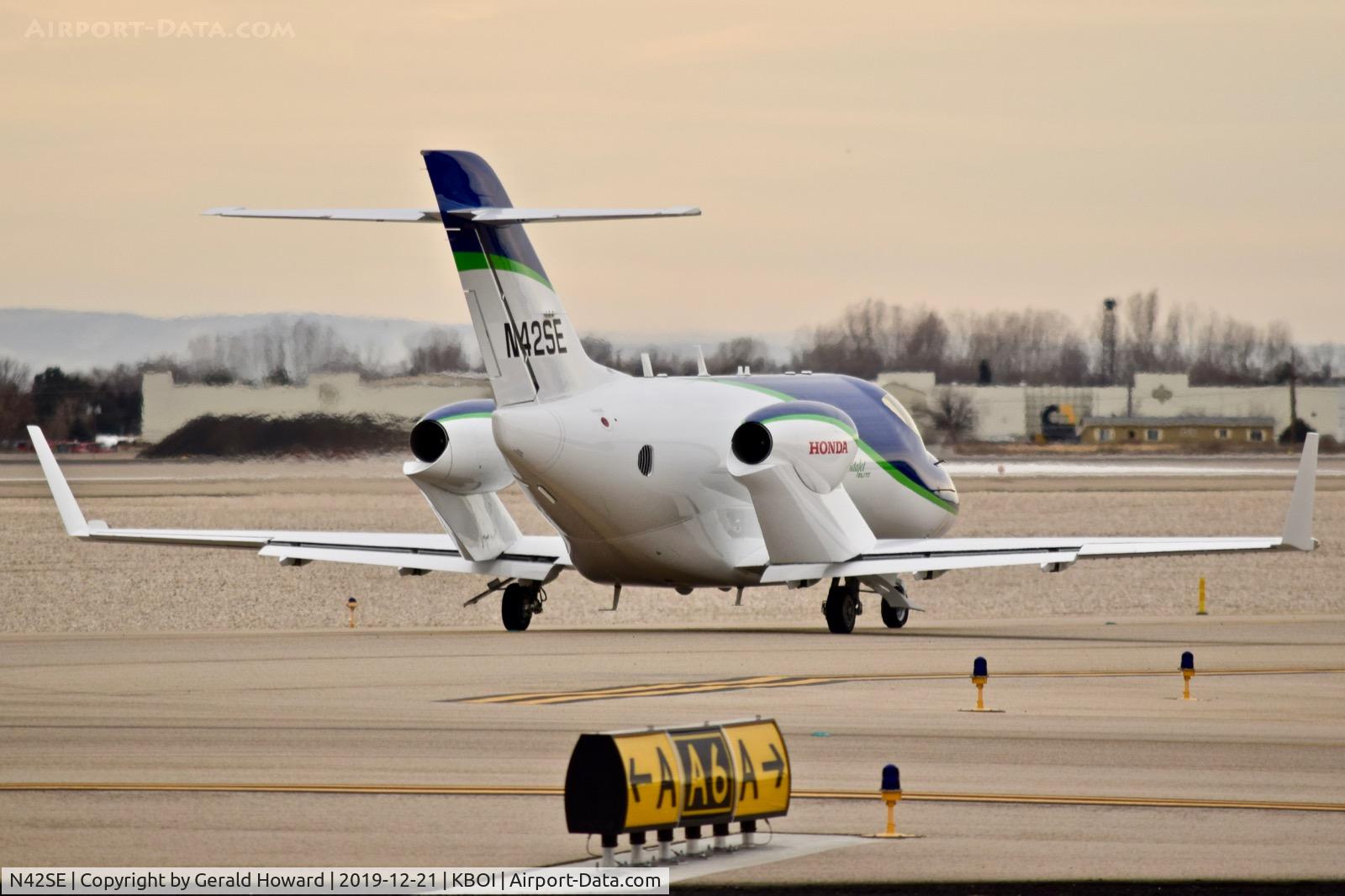 N42SE, 2018 Honda HA-420 HondaJet C/N 42000136, Taxiing to 10L on Alpha.