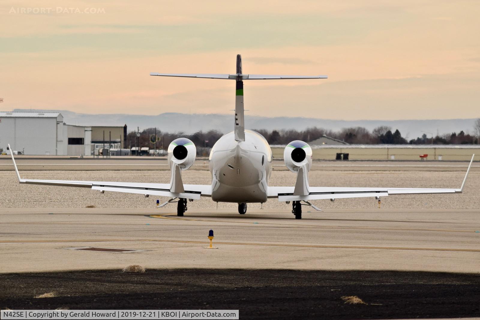 N42SE, 2018 Honda HA-420 HondaJet C/N 42000136, Taxiing from north GA ramp.