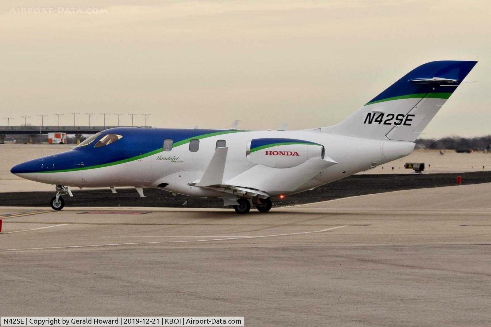 N42SE, 2018 Honda HA-420 HondaJet C/N 42000136, Taxiing from north GA ramp.