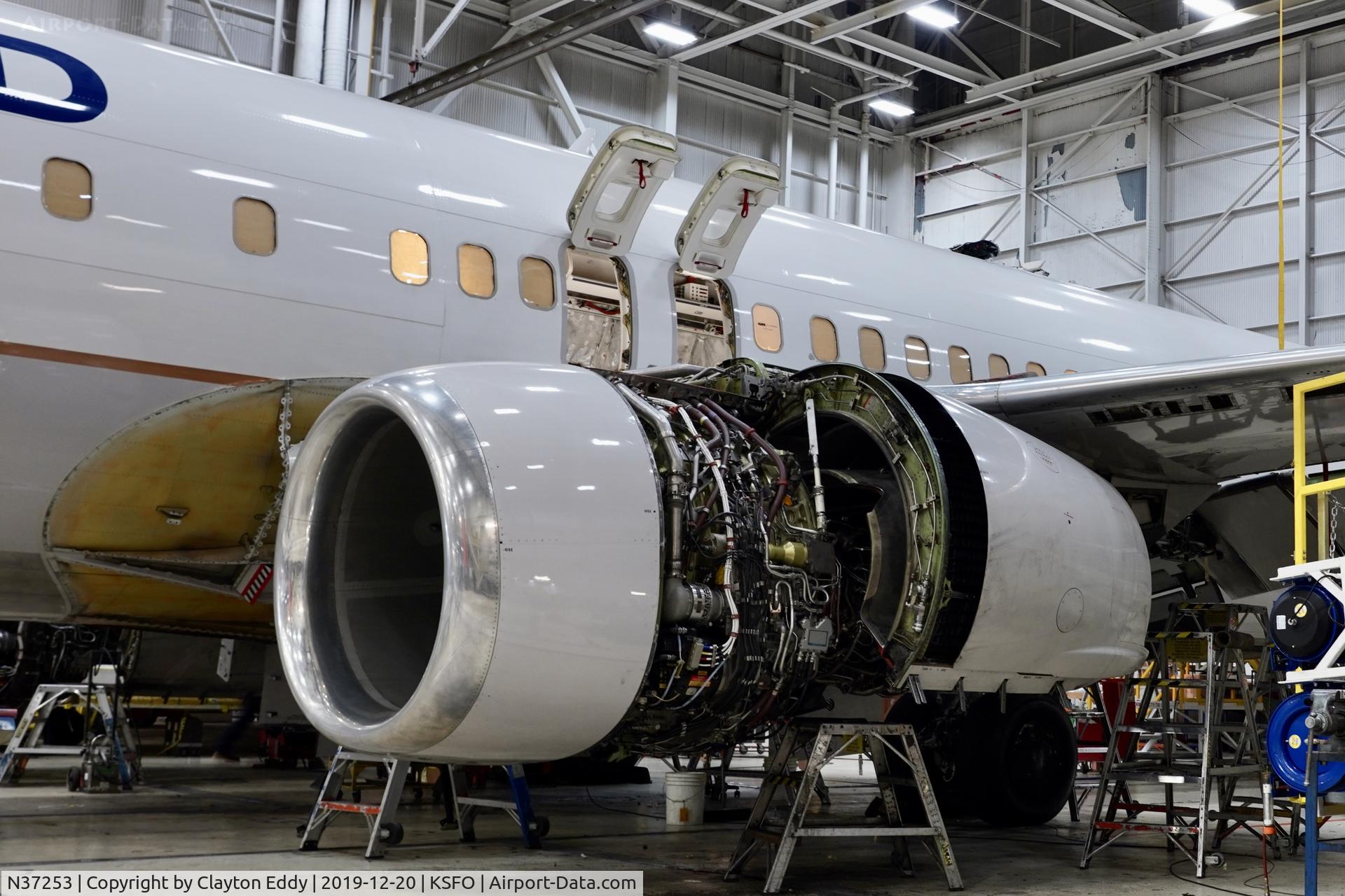 N37253, 2000 Boeing 737-824 C/N 30584, SFO 2019.