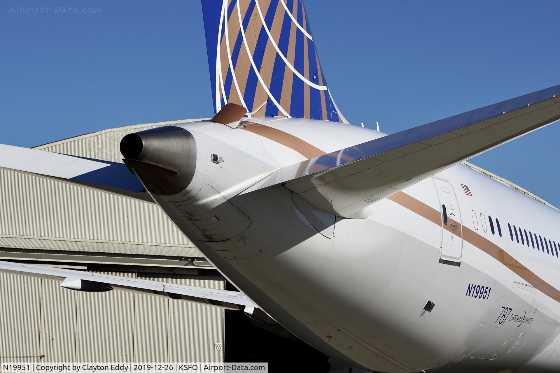 N19951, 2014 Boeing 787-9 Dreamliner C/N 36402, APU running SFO 2019.
