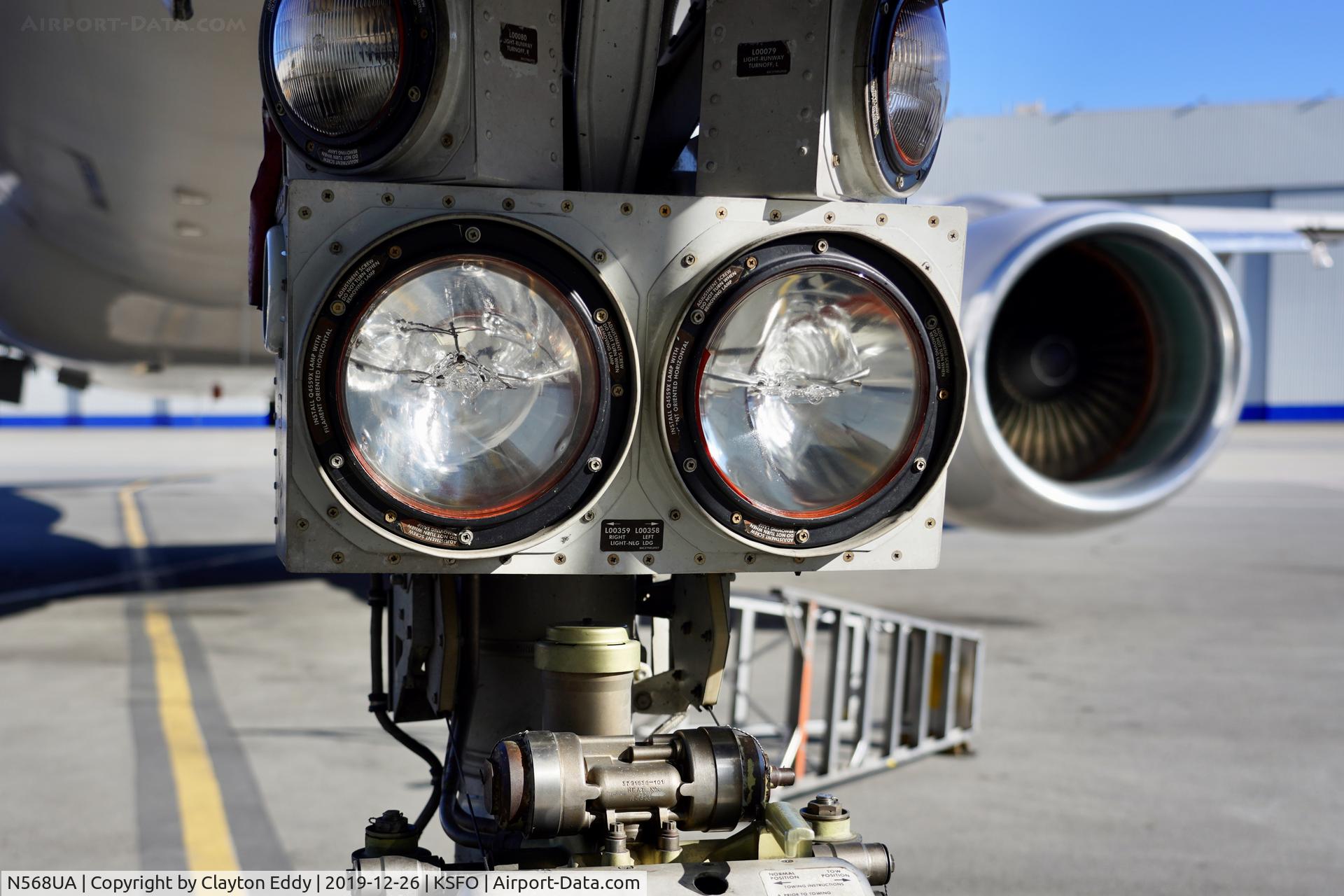 N568UA, 1992 Boeing 757-222 C/N 26674, Nose gear. SFO 2019.